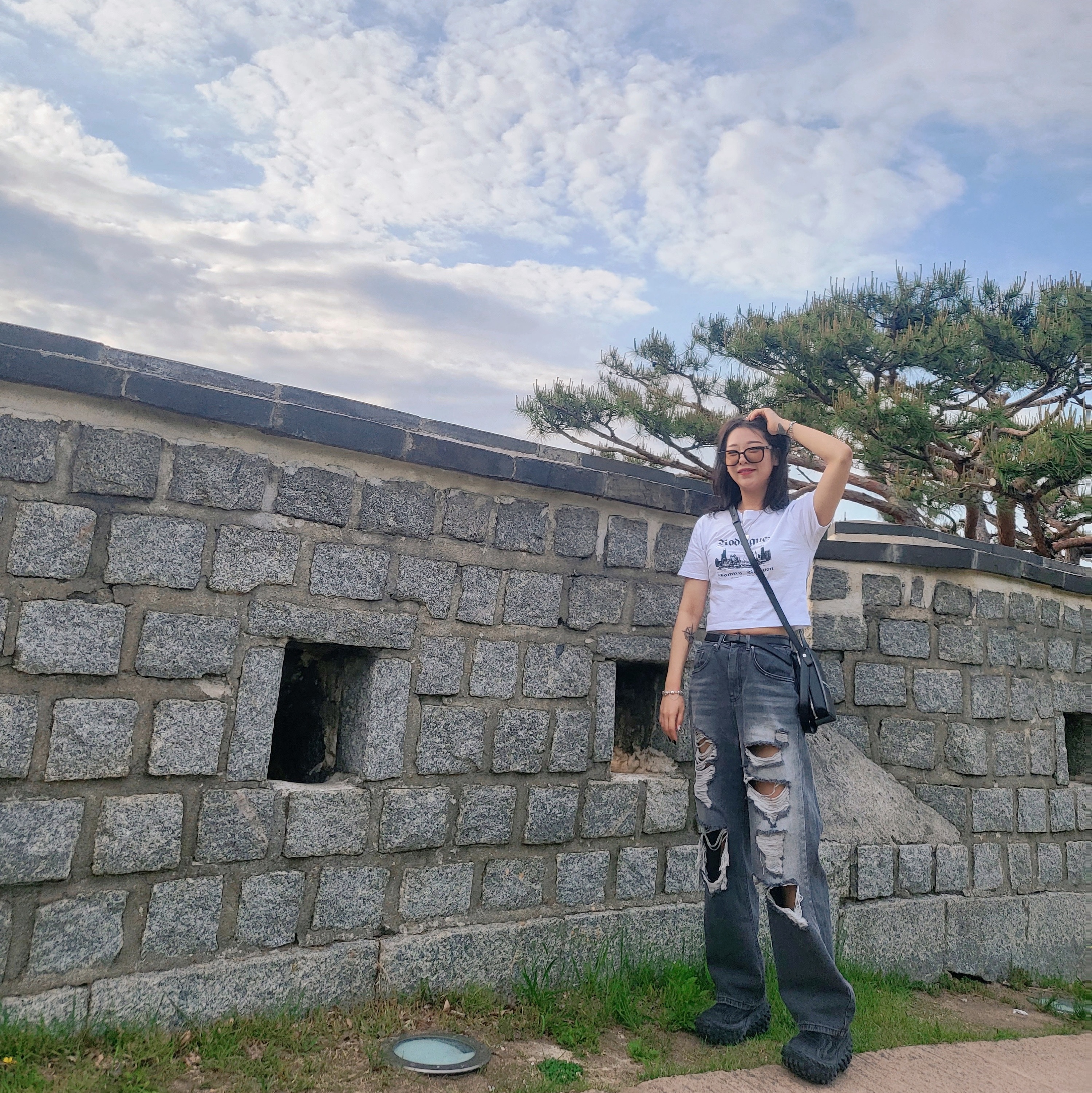 발렌시아가 디펜더 스니커즈 블랙, 우영미 미니 숄더백 블랙 착용 스타일