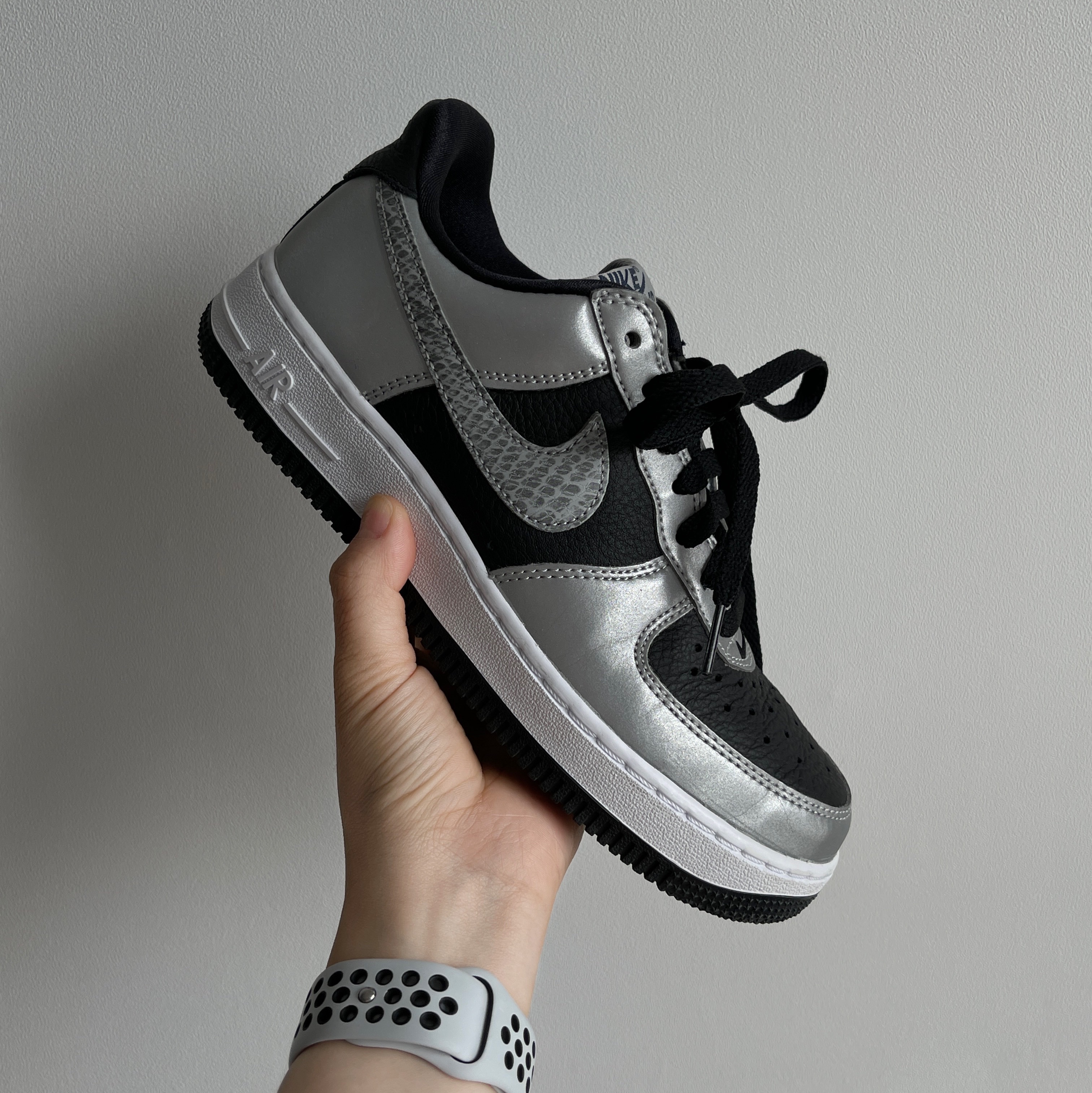Nike Air Force 1 B Silver Snake 착용 스타일