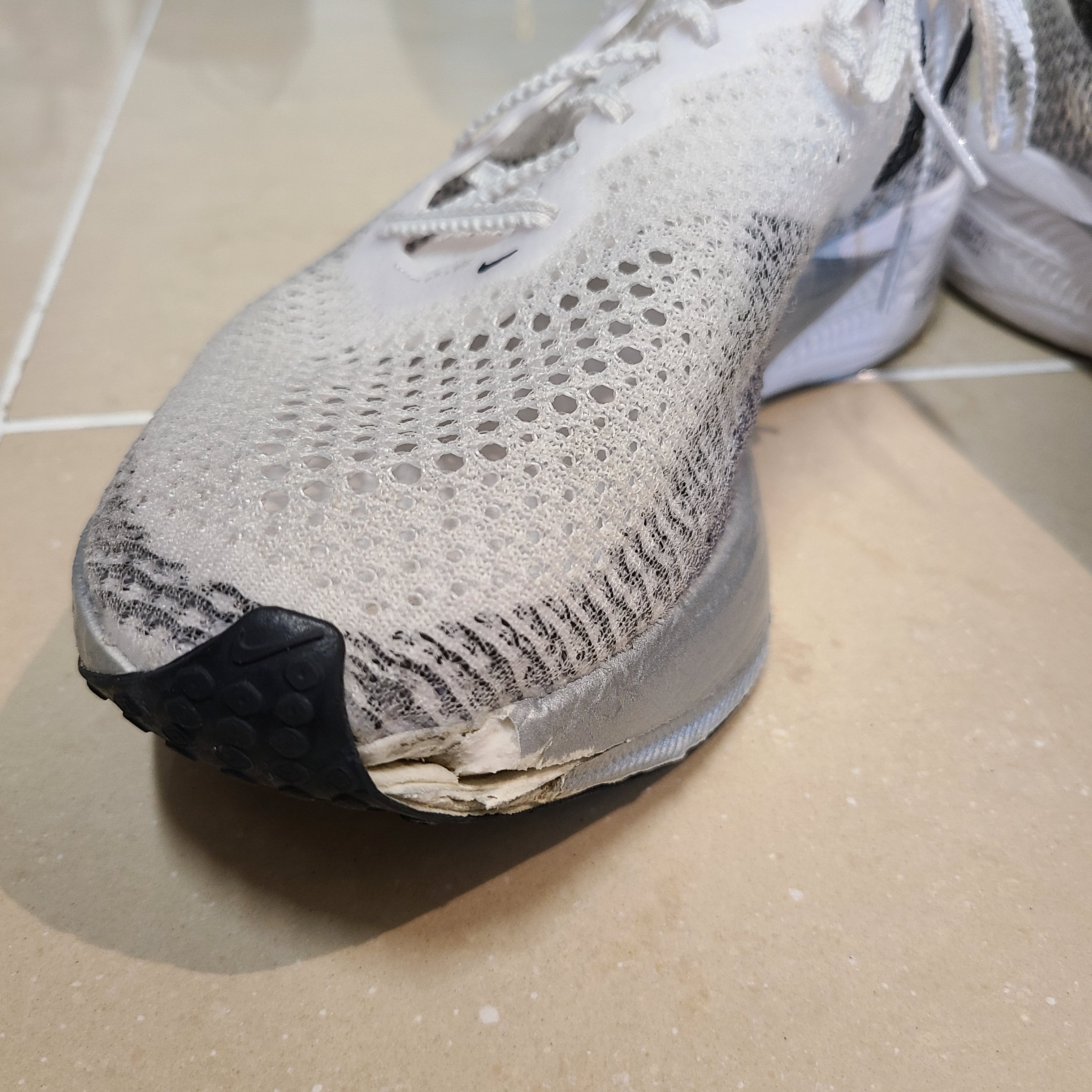 Nike ZoomX Vaporfly Next% 3 White Grey 착용 스타일 - 2