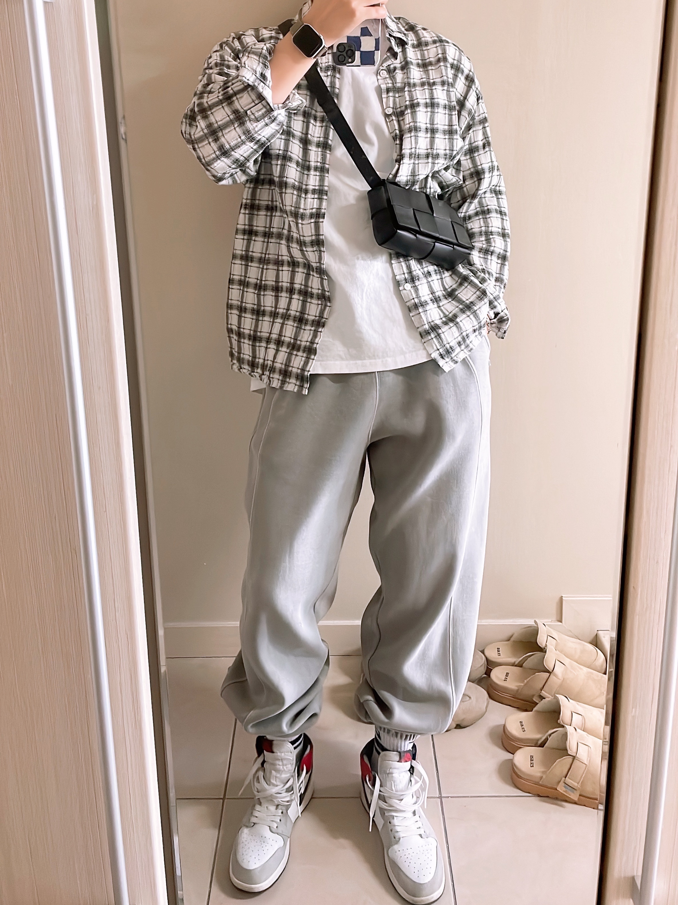 (GS) Jordan 1 Retro High OG Light Smoke Grey, Stussy Withered Flower T-Shirt White 착용 스타일