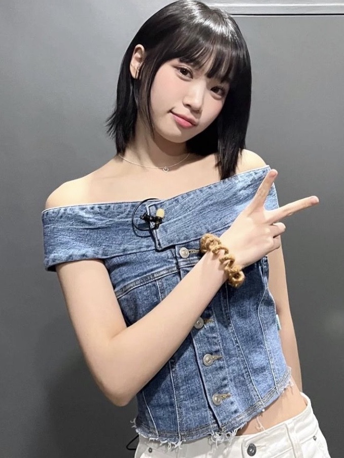 Instantfunk Women Off The Shoulder Denim Blouse Blue 착용 스타일