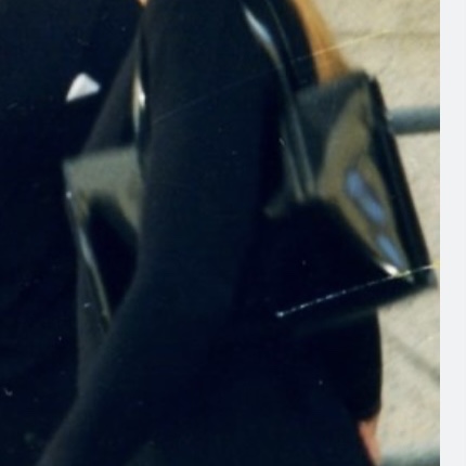 Prada Re-Edition 1995 Brushed Leather Large Handbag Black 착용 스타일 - 1