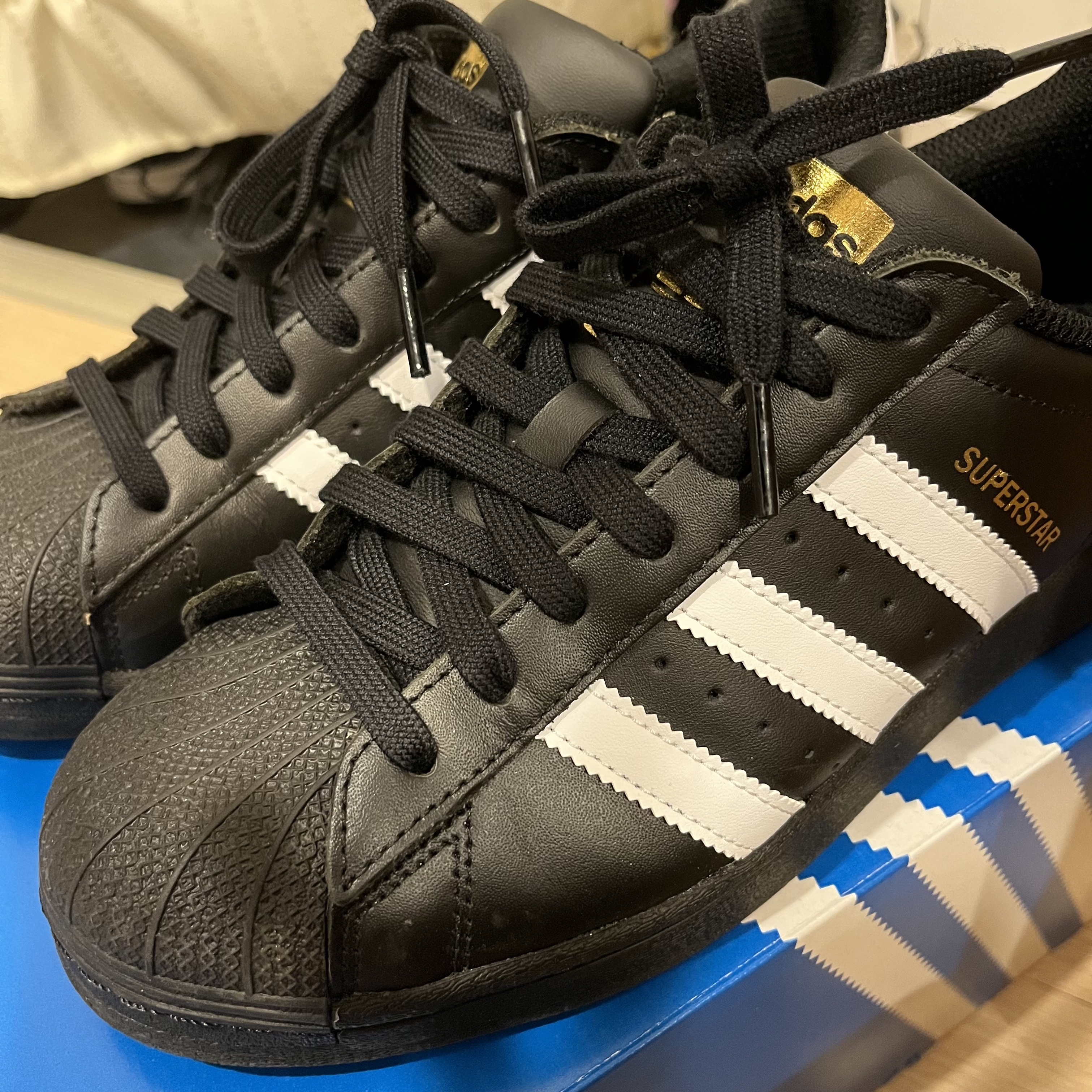 Adidas Superstar Core Black White 착용 스타일