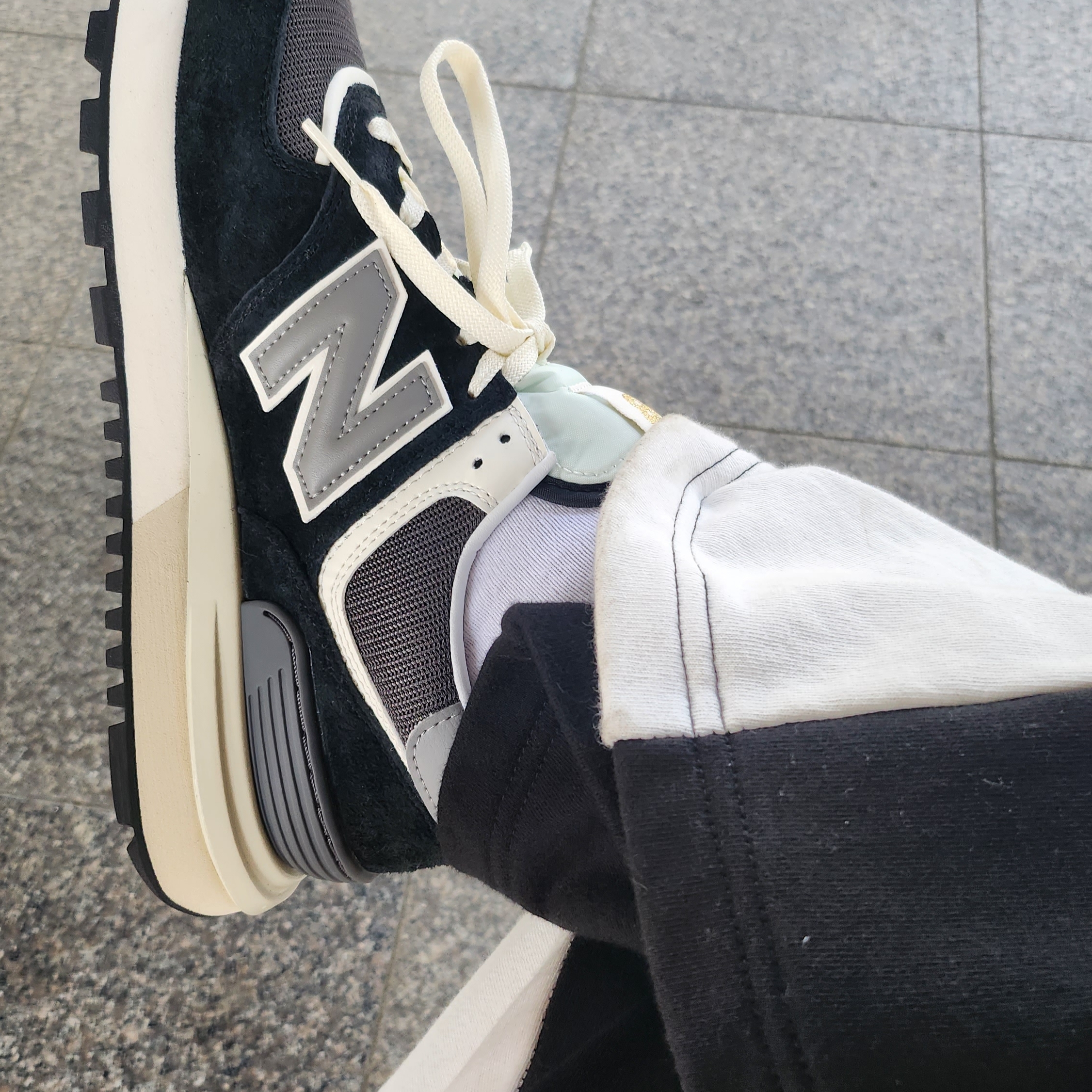 New Balance 574 Legacy Black 착용 스타일