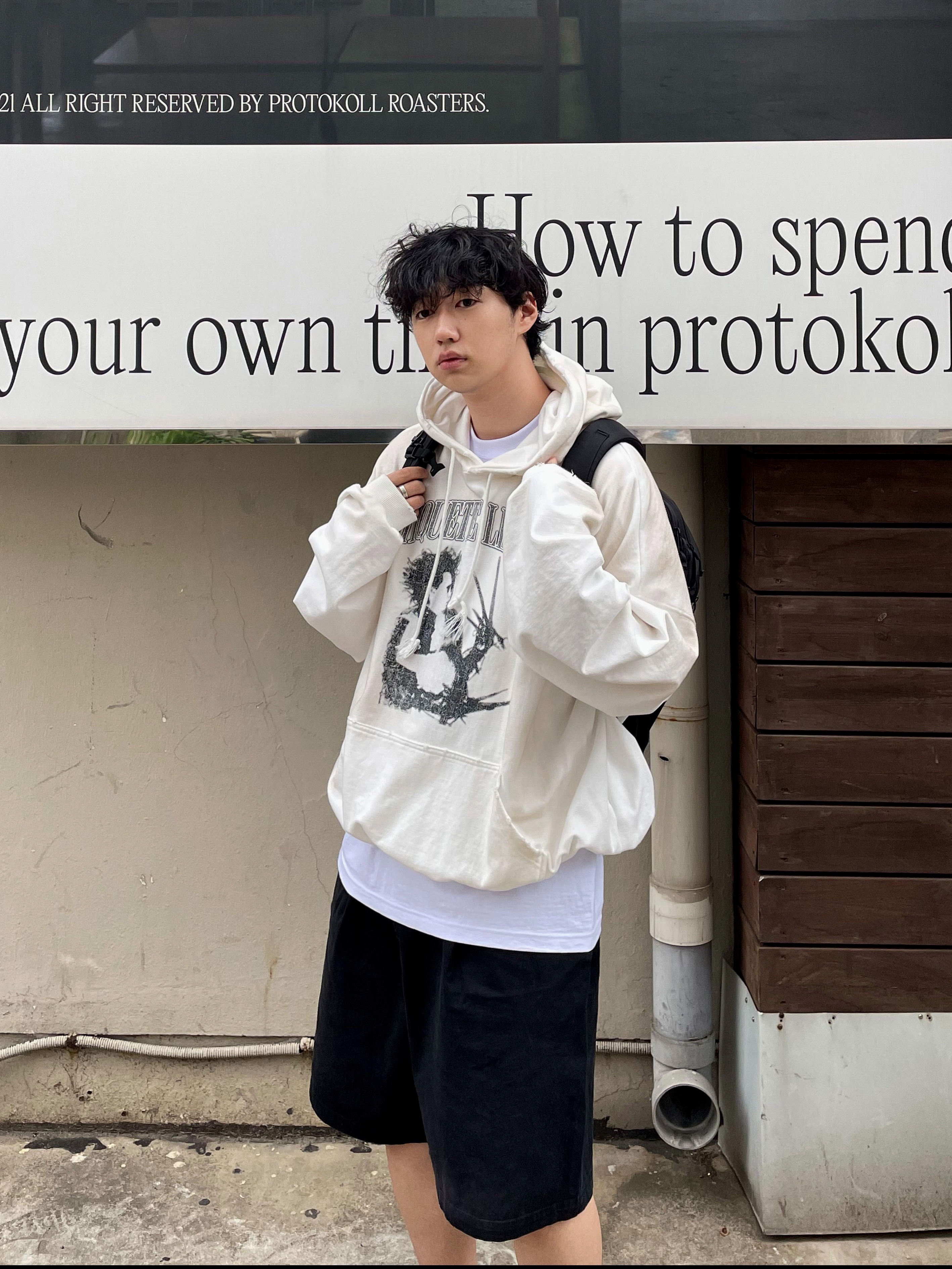 Project G/R x Atmos Etiquette Lesson Vintage Washed Hoodie White, Nike Air Max Plus Triple Black 착용 스타일 - 2