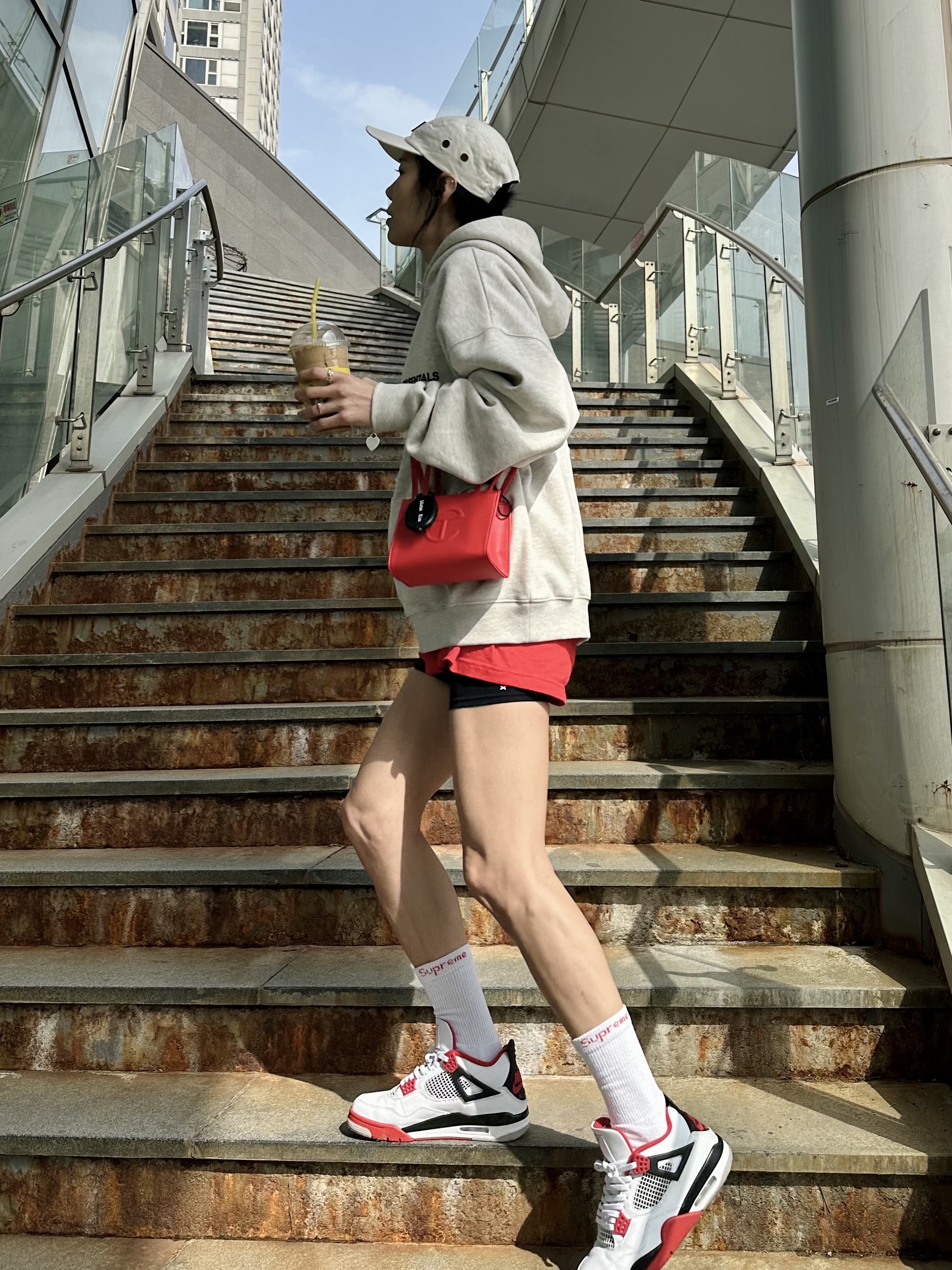 Jordan 4 Retro OG Fire Red 2020, Essentials The Core Collection Hoodie Light Oatmeal 착용 스타일 - 3