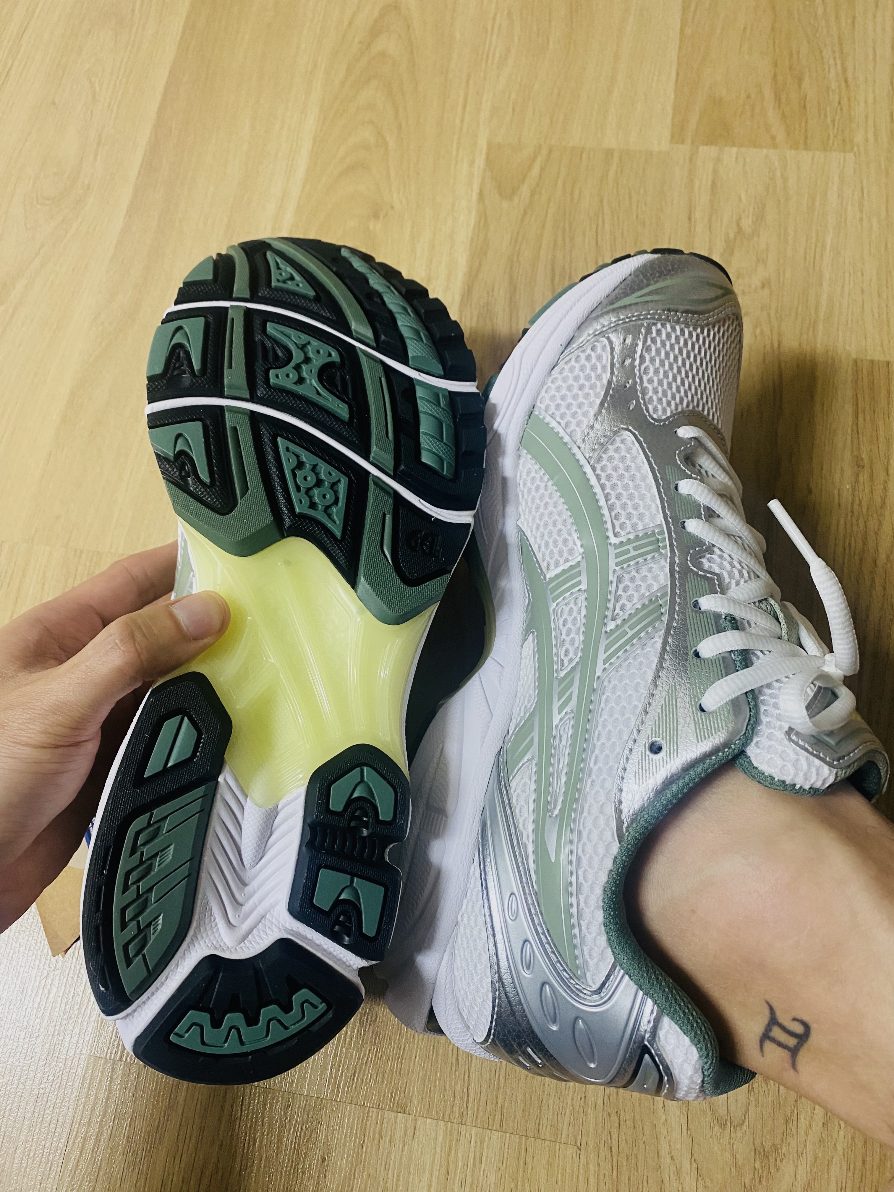 Asics Gel-Kayano 14 White Slate Grey 착용 스타일 - 1