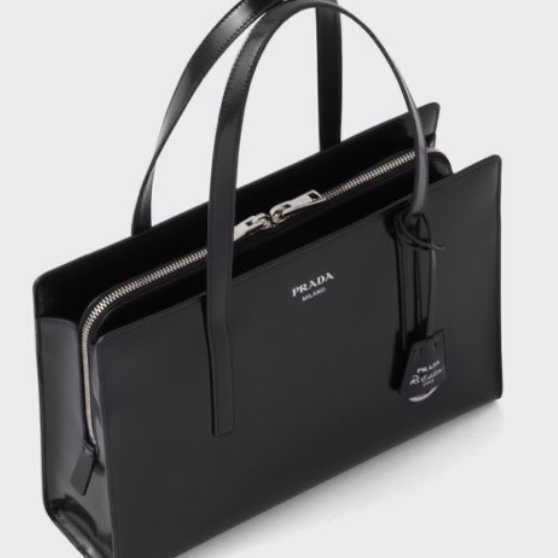 Prada Re-Edition 1995 Brushed Leather Large Handbag Black 착용 스타일 - 2
