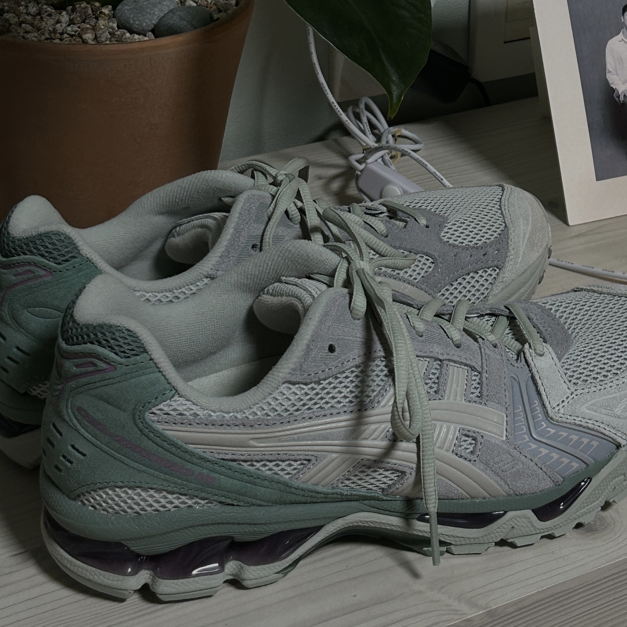 Asics Gel-Kayano 14 Light Sage 착용 스타일