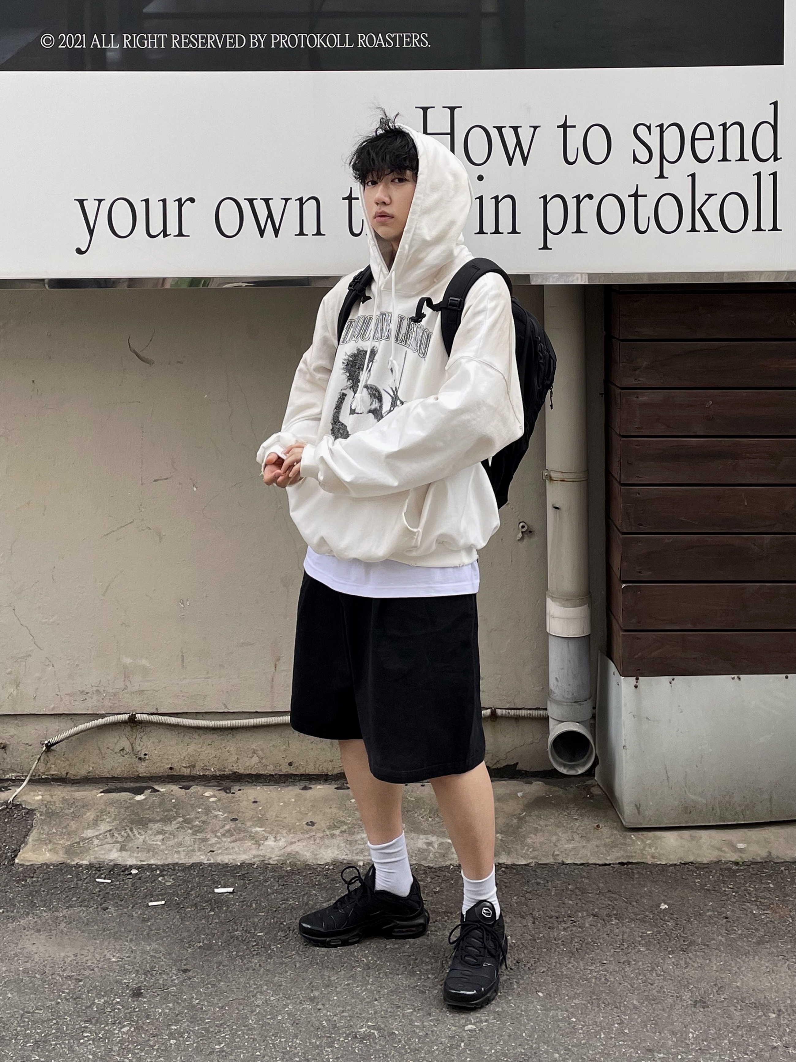 Project G/R x Atmos Etiquette Lesson Vintage Washed Hoodie White, Nike Air Max Plus Triple Black 착용 스타일 - 1