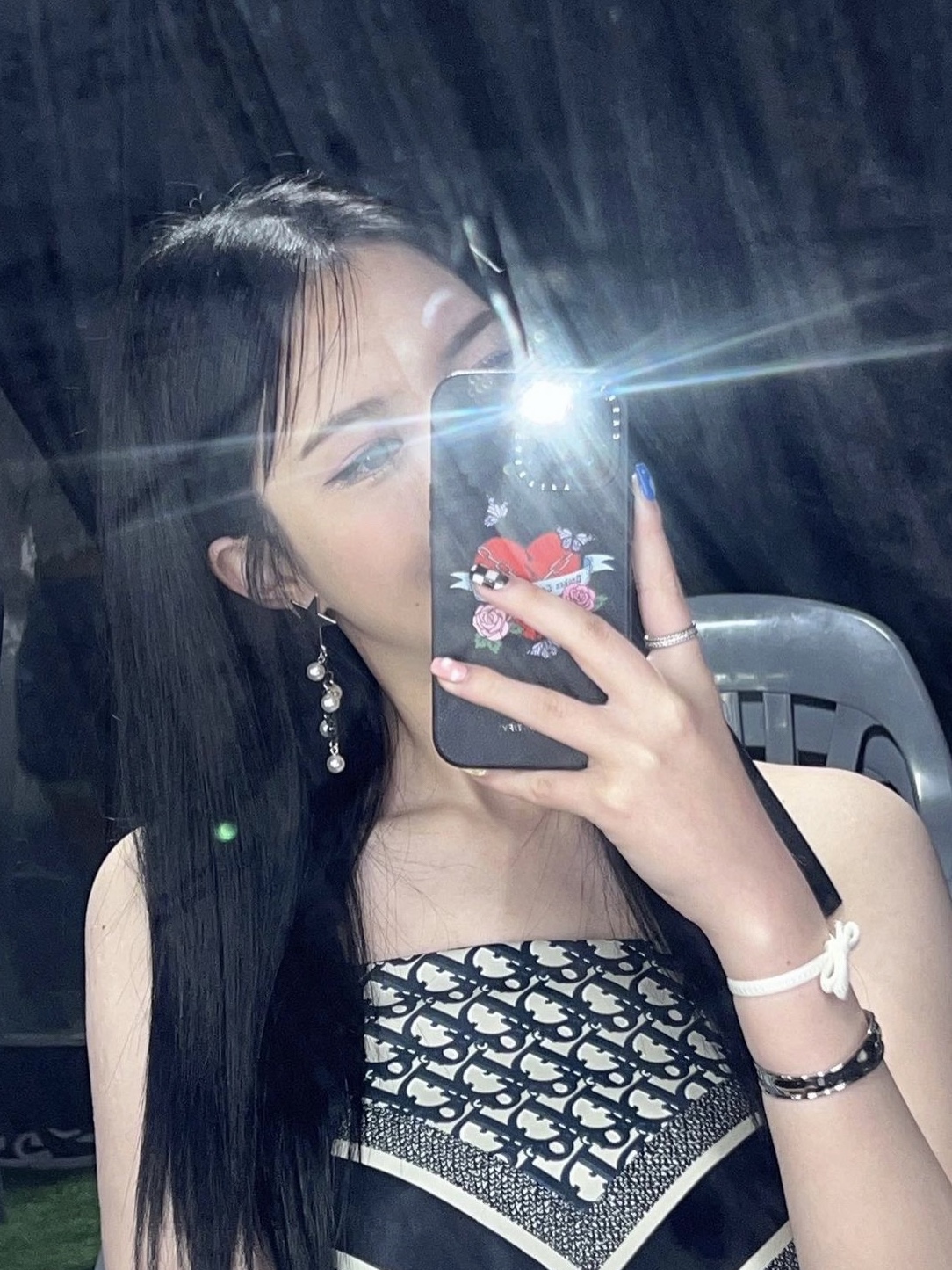 Dior Oblique Diortwin Square Scarf Silk Twill Navy Blue 착용 스타일 - 1