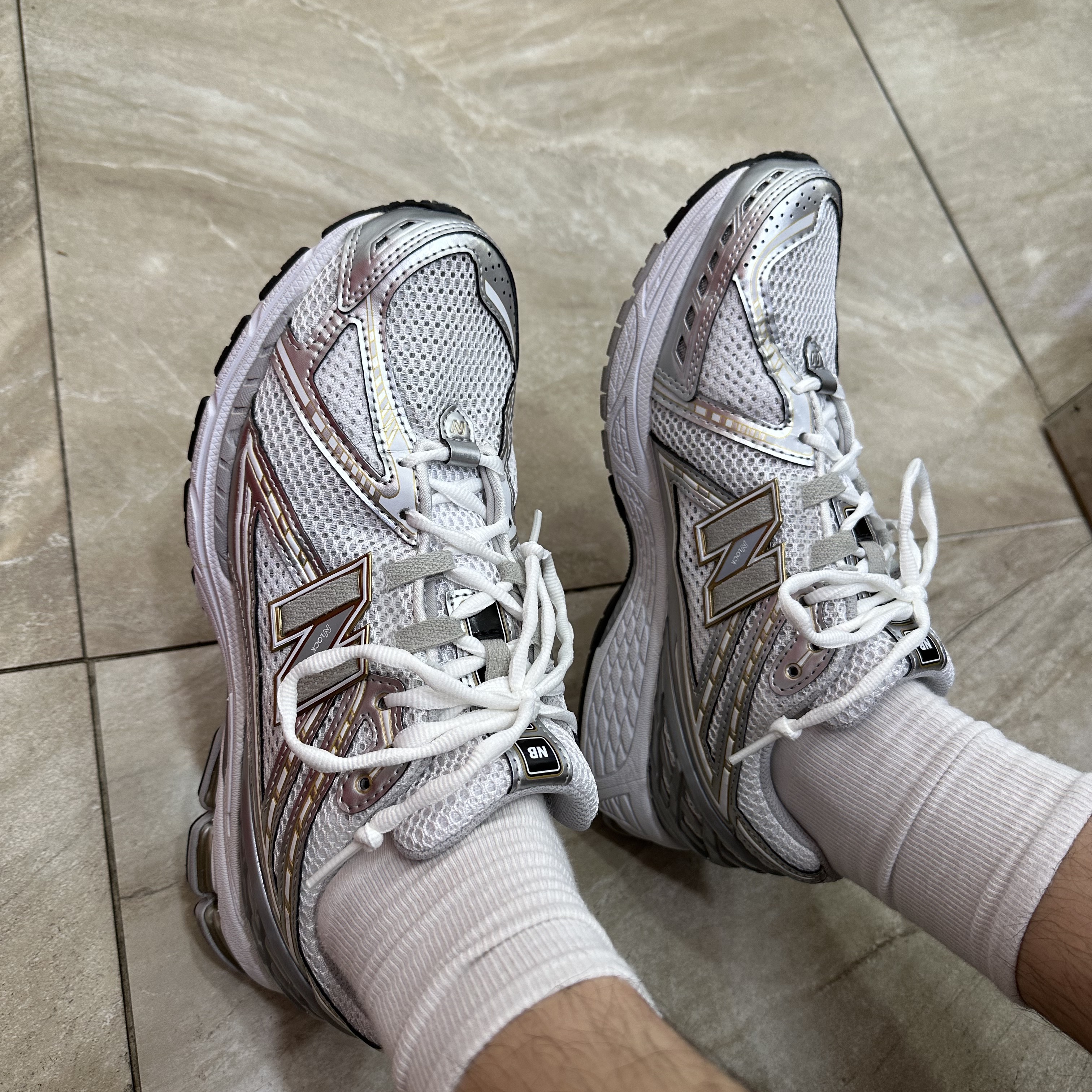 New Balance 1906R White Metallic Silver 착용 스타일 - 1