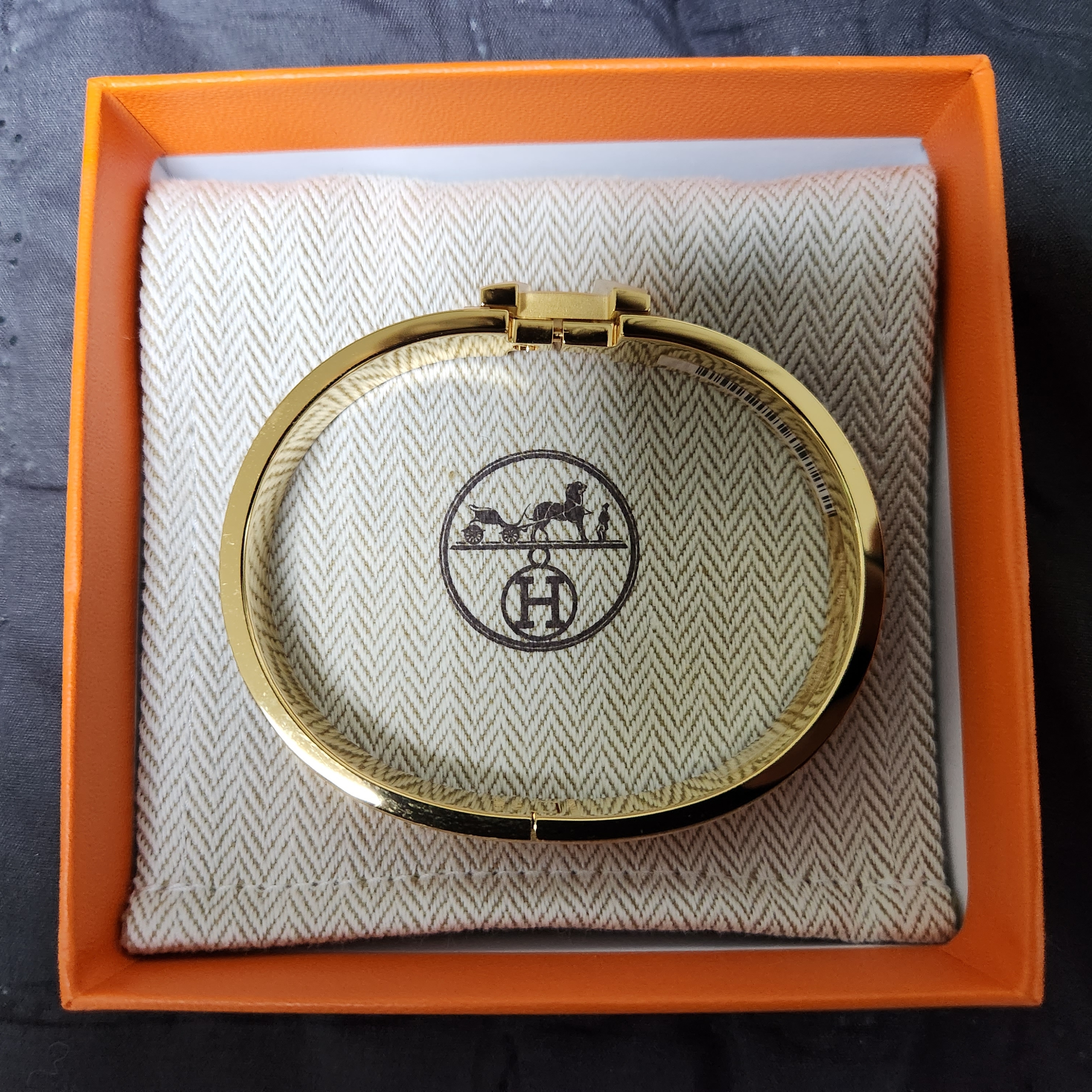 Hermes Clic HH Bracelet Gold & Noir Mat 착용 스타일 - 3