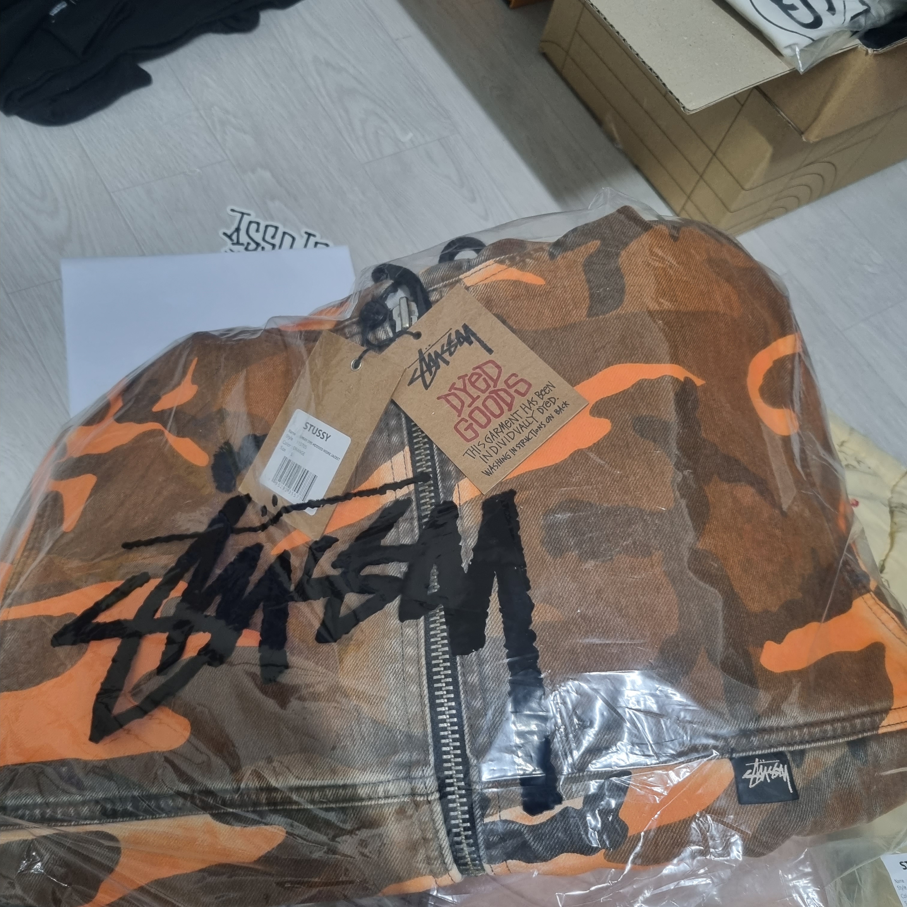 Stussy Spray Dye Hooded Work Jacket Orange Camo 착용 스타일