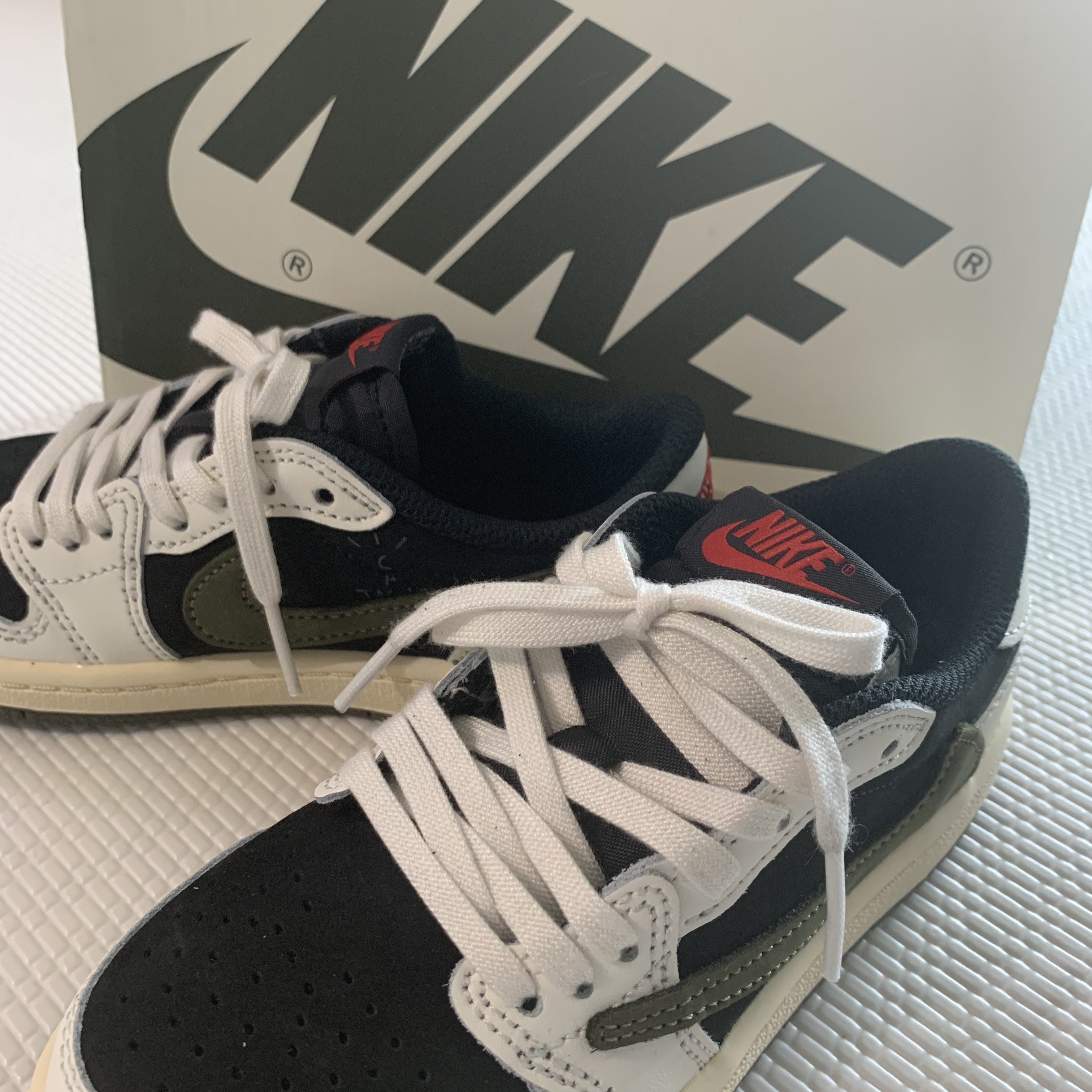 (PS) Jordan 1 x Travis Scott Retro Low OG SP Medium Olive 착용 스타일 - 2