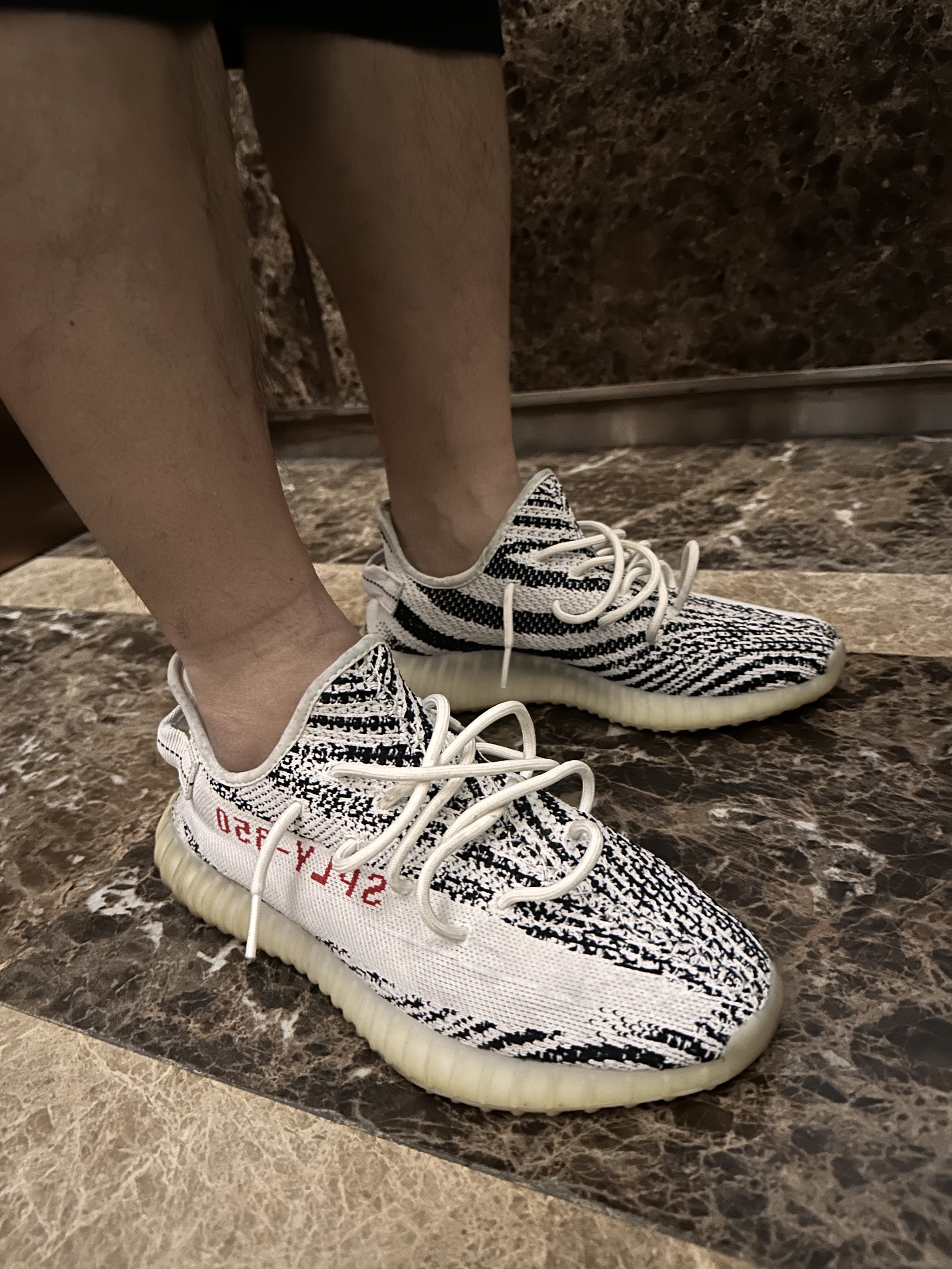 Adidas Yeezy Boost 350 V2 Zebra 2017/2019/2020 착용 스타일 - 2
