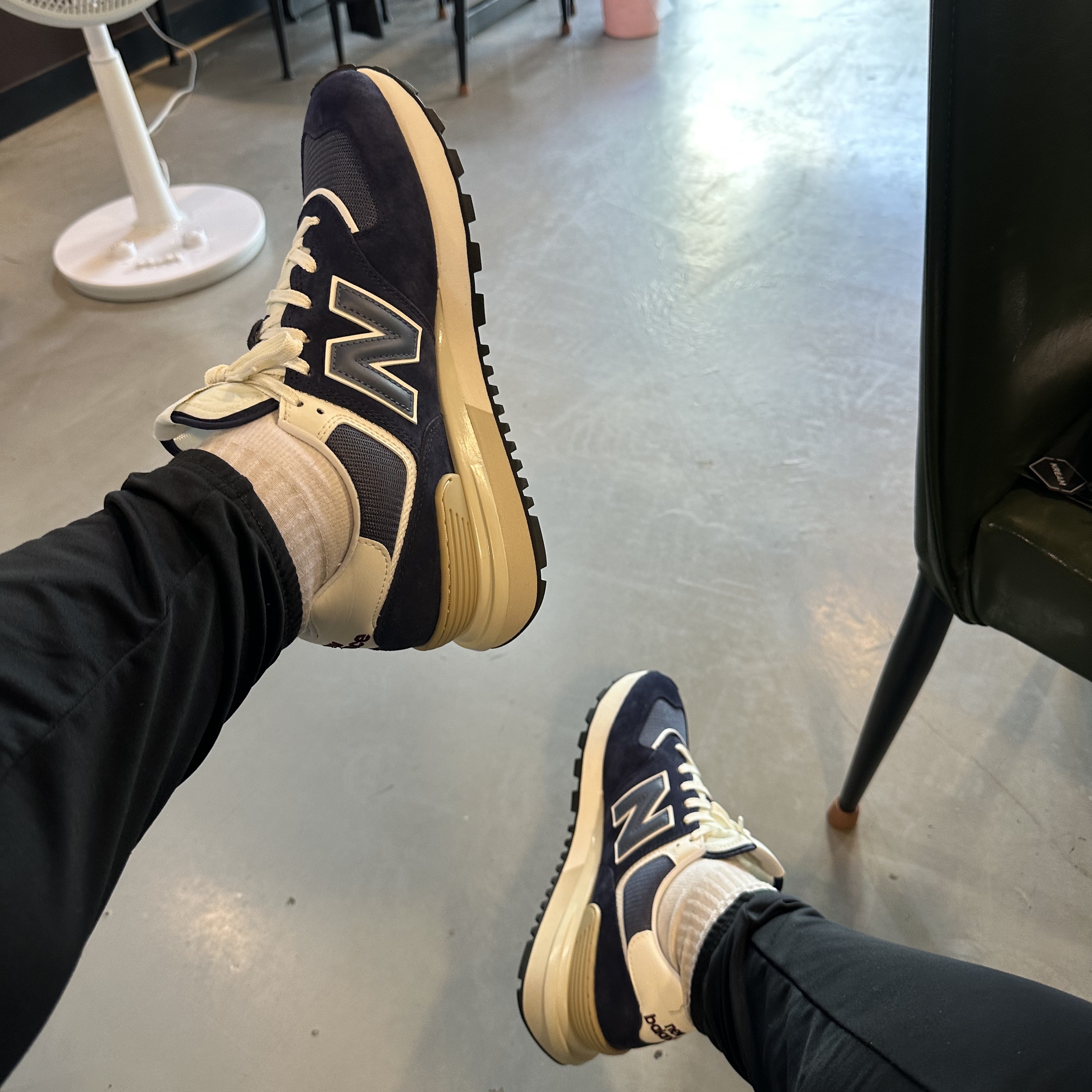 New Balance 574 Legacy Navy 착용 스타일 - 2