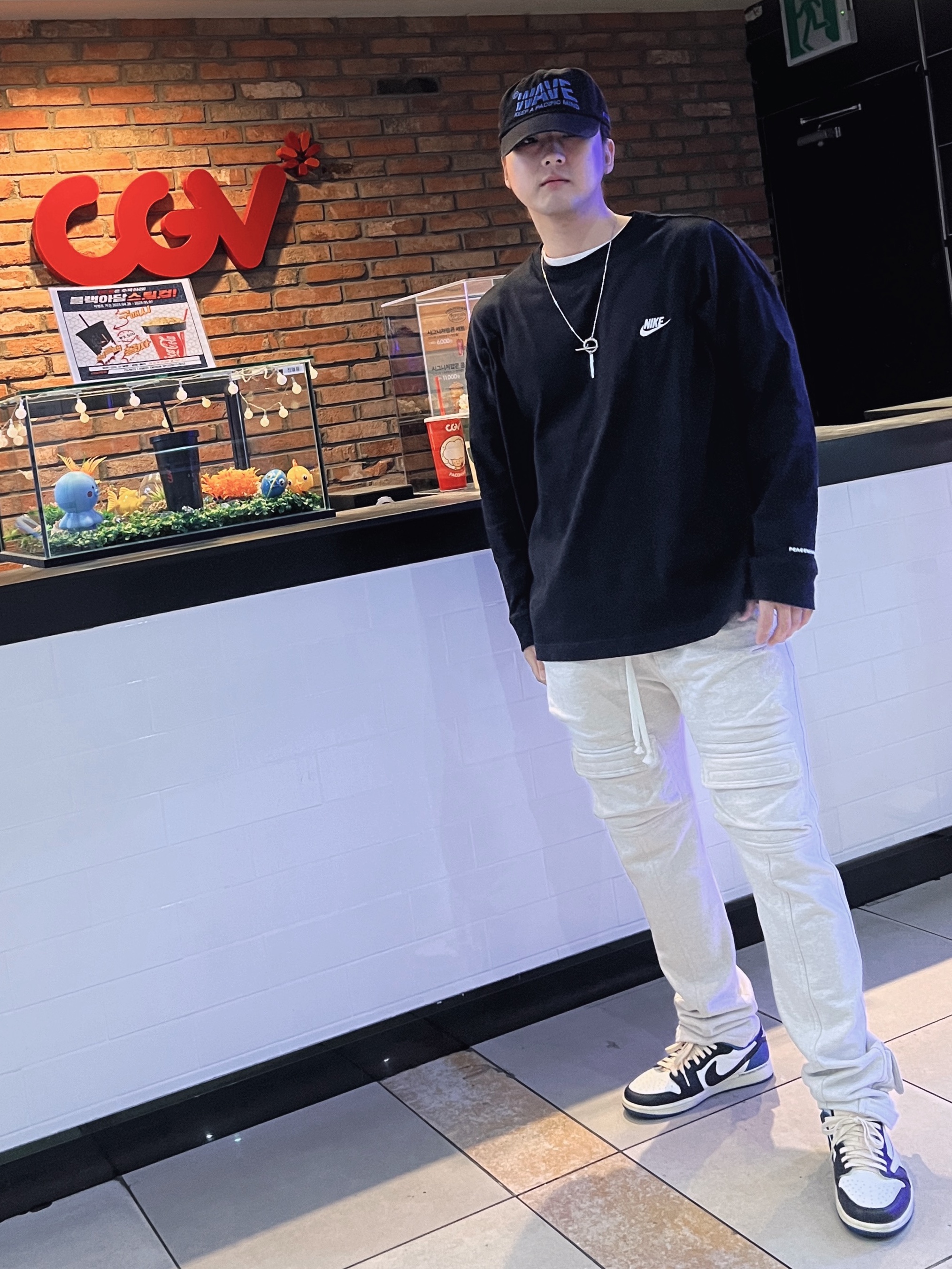 조던 1 x 트래비스 스캇 x 프라그먼트 레트로 로우 OG SP 밀리터리 블루 착용 스타일 - 2