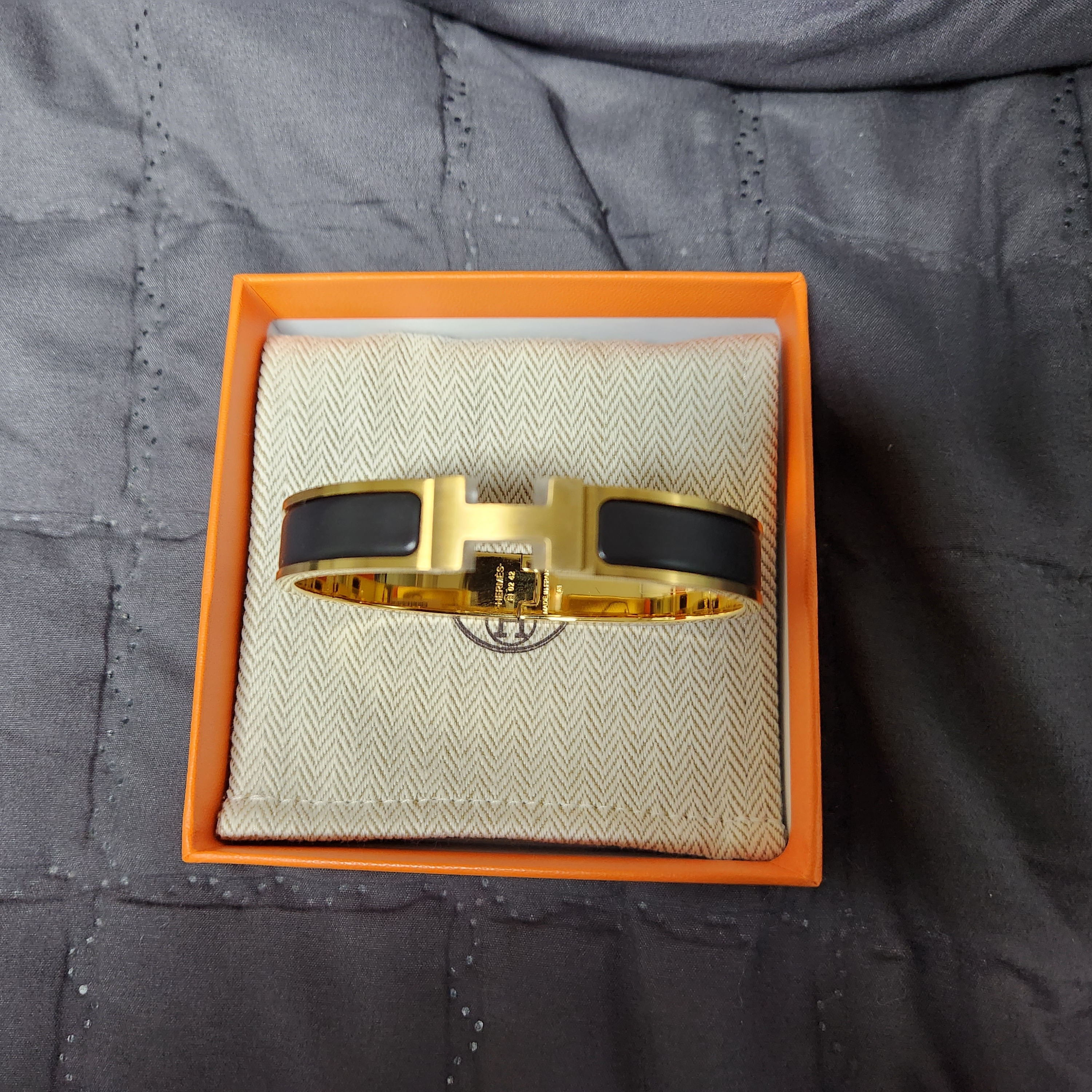 Hermes Clic HH Bracelet Gold & Noir Mat 착용 스타일 - 1