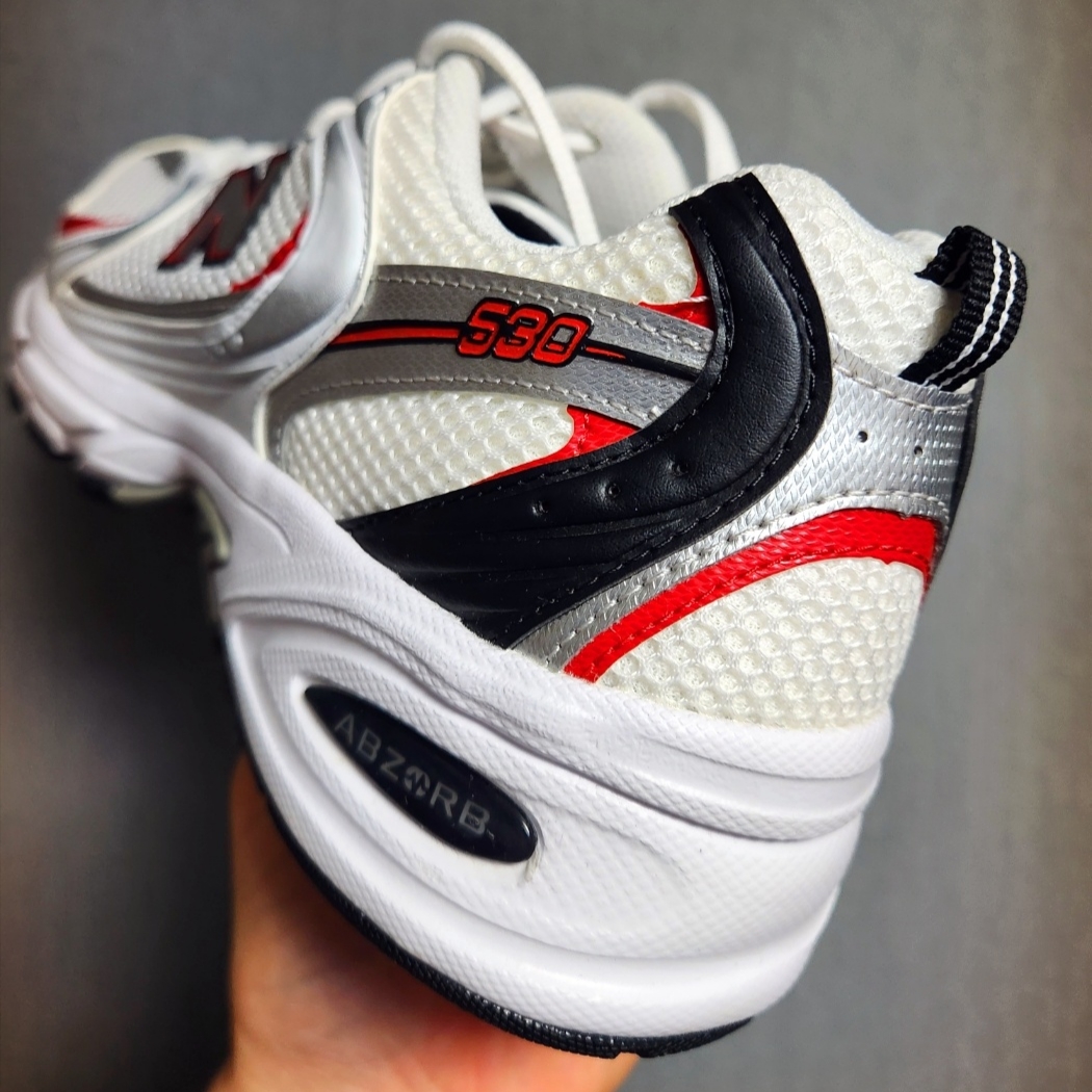 New Balance 530 White Red 착용 스타일 - 3