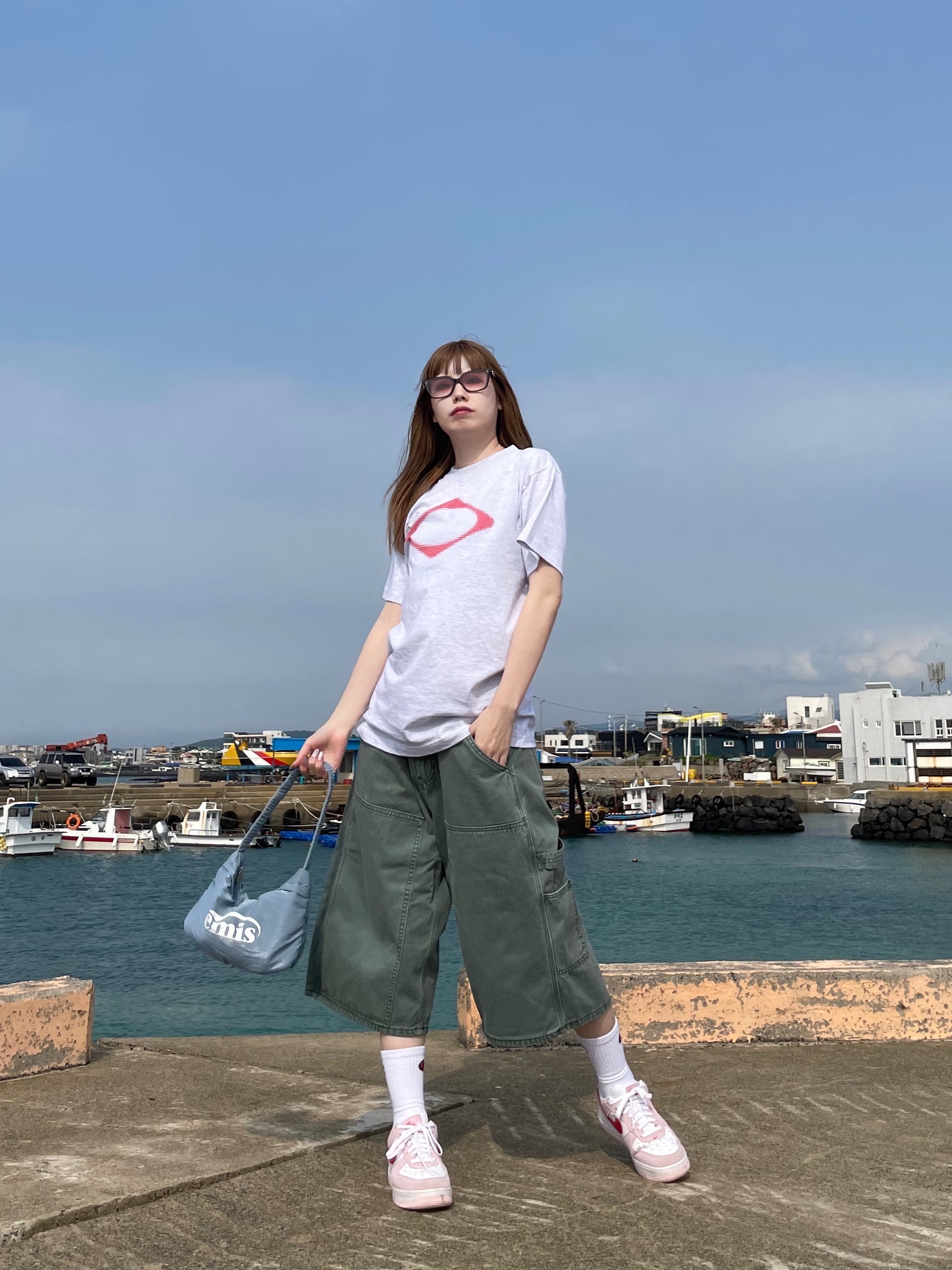 나이키 에어포스 1 '07 QS 밸런타인데이, (W) 미스치프 롬버스 블러 티셔츠 베이직 멜란지 그레이 착용 스타일 - 2