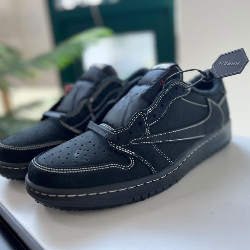 Jordan 1 x Travis Scott Retro Low OG SP Black Phantom 착용 스타일 - 1
