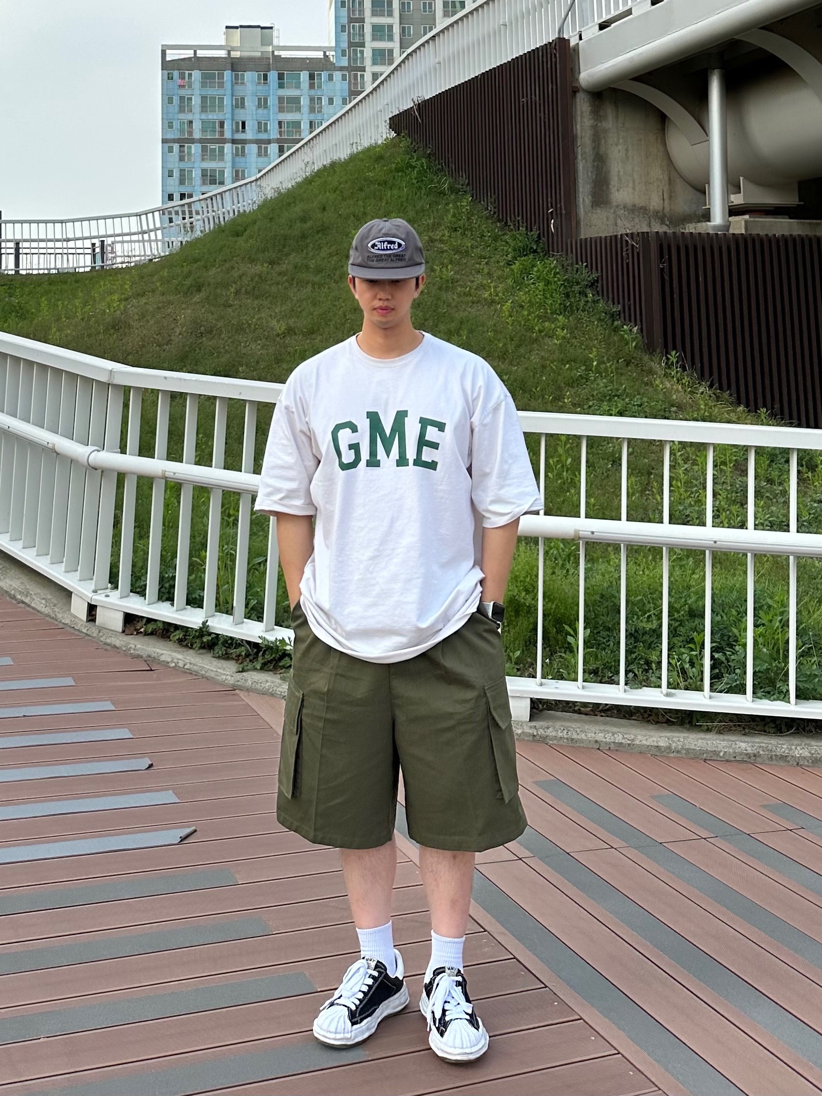 메종 미하라 야스히로 블레이키 OG 솔 캔버스 로우탑 스니커즈 블랙 화이트 착용 스타일 - 2