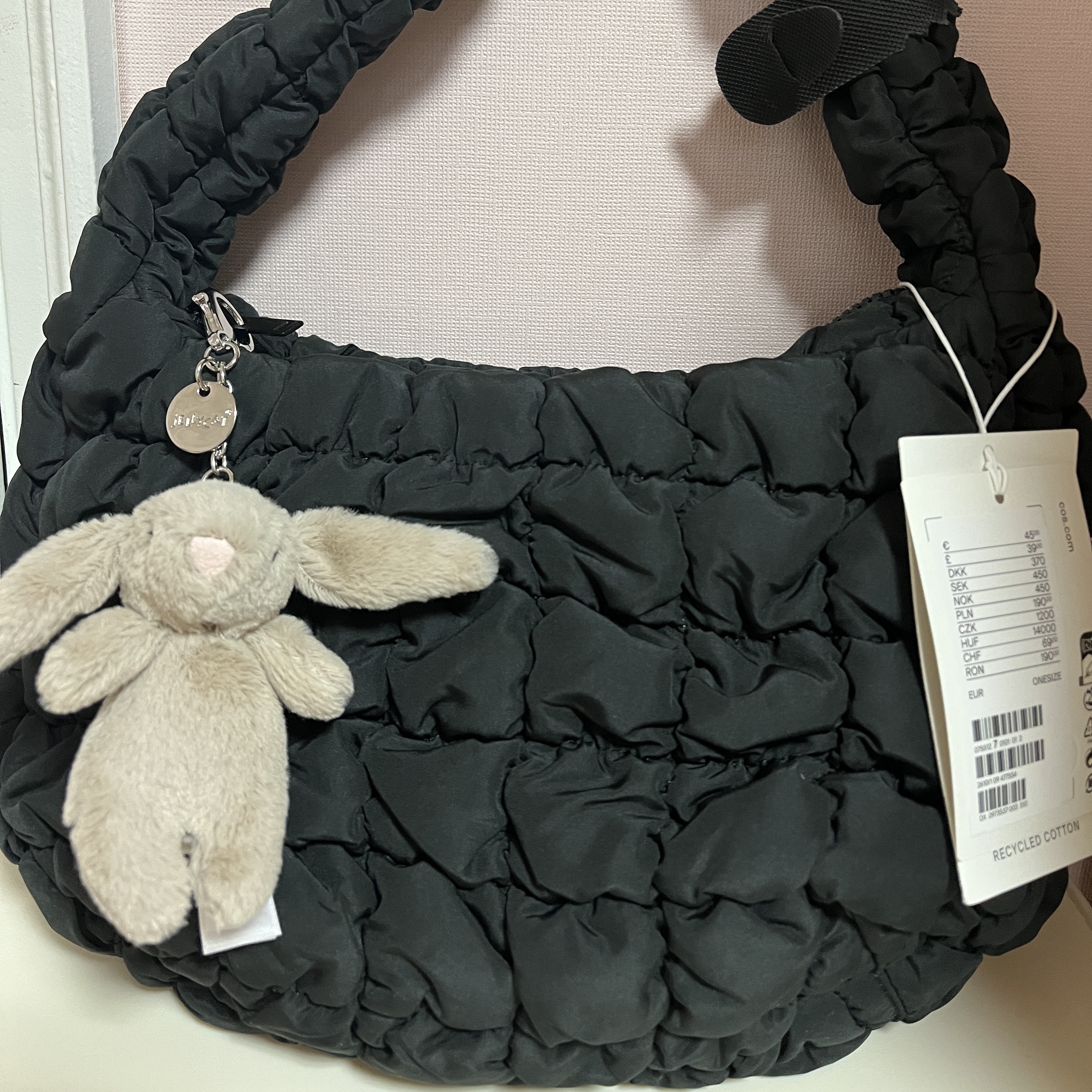 COS Quilted Mini Bag Black, Jellycat Bashful Bunny Bag Charm Beige 착용 스타일 - 2