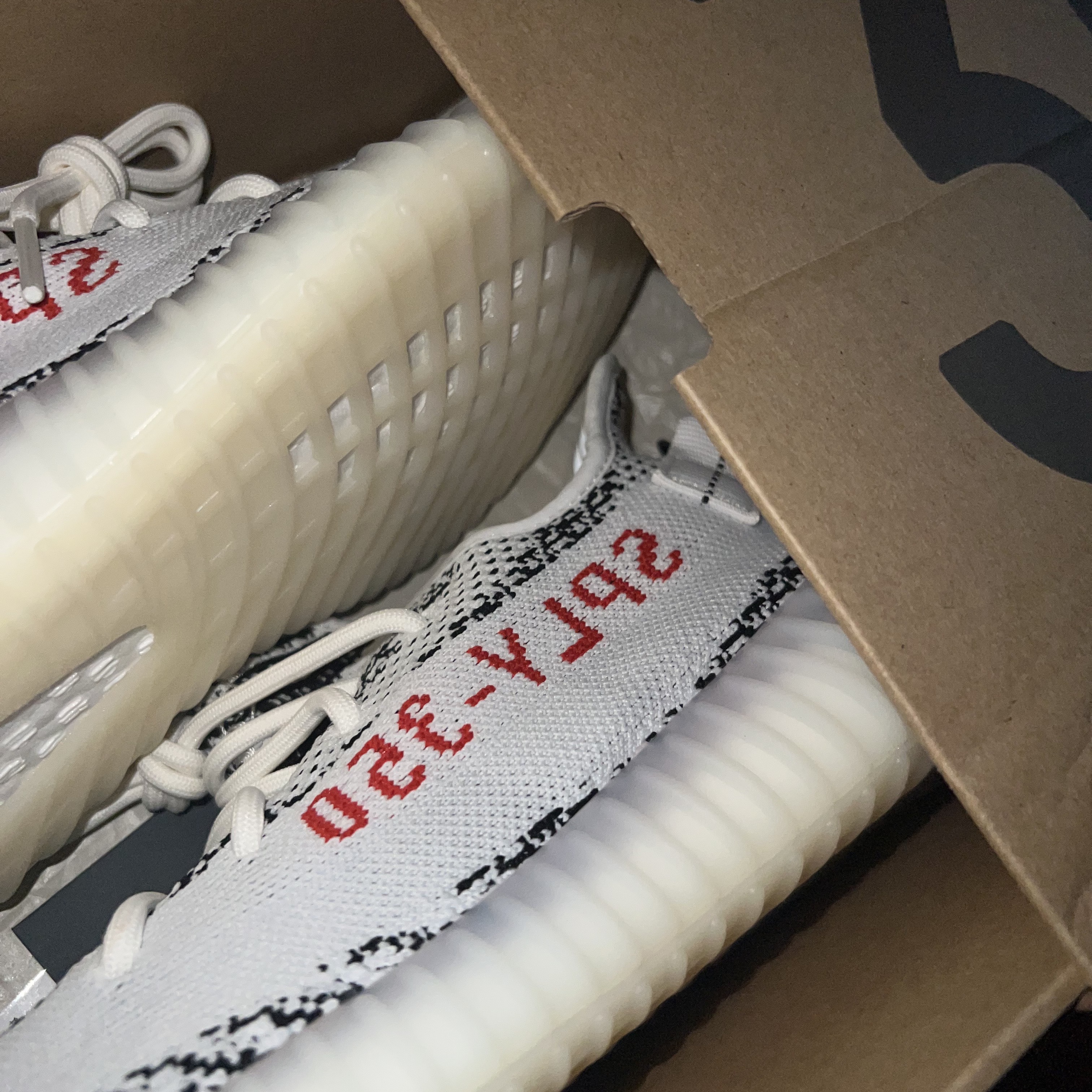 Adidas Yeezy Boost 350 V2 Zebra 2017/2019/2020 착용 스타일 - 1