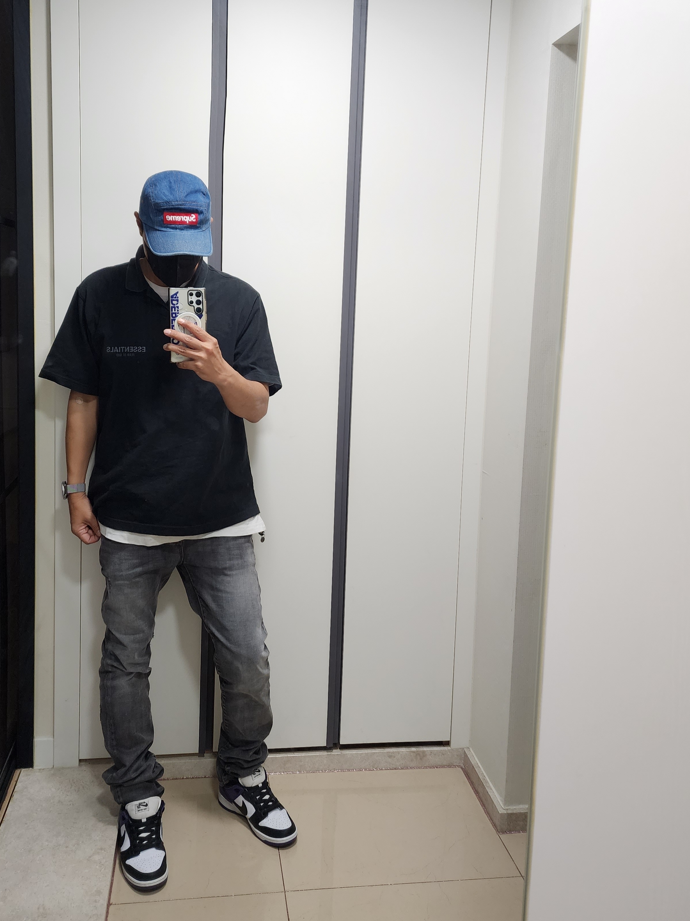 Essentials The Core Collection Short Sleeve Polo Black, Undermycar Legion.03 Slim Fit Blue Stitch Washed Jeans Washed Gray 착용 스타일 - 2