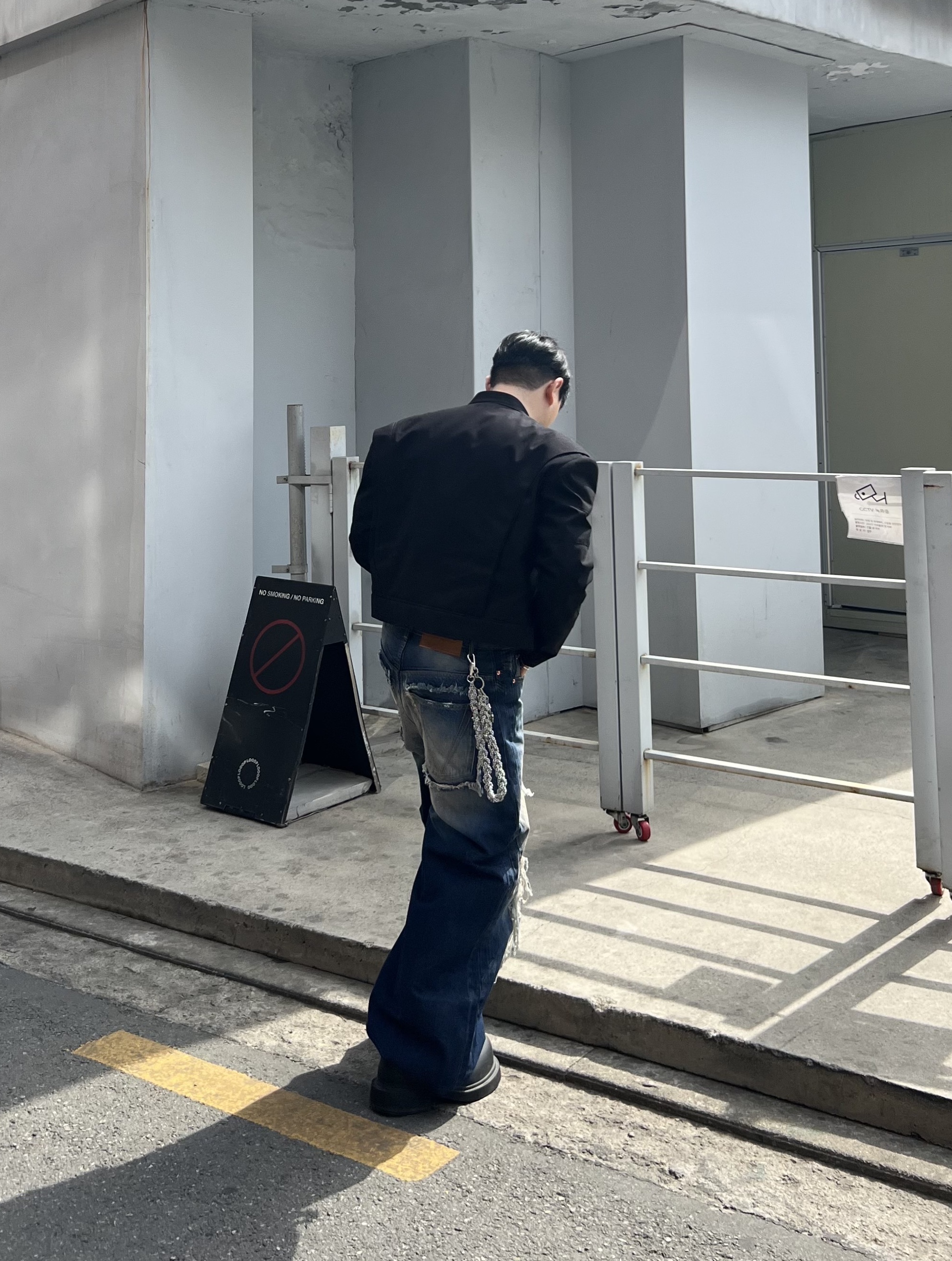 [KREAM 단독] 논노드 SS 크롭 라이더 자켓 매트 블랙, 발렌시아가 스테로이드 더비 블랙 착용 스타일 - 2