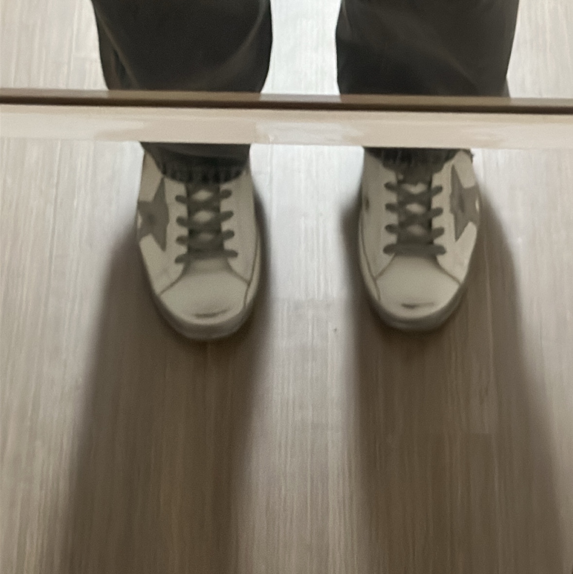 Golden Goose Superstar White Silver Heel Tab Sneakers 착용 스타일 - 3