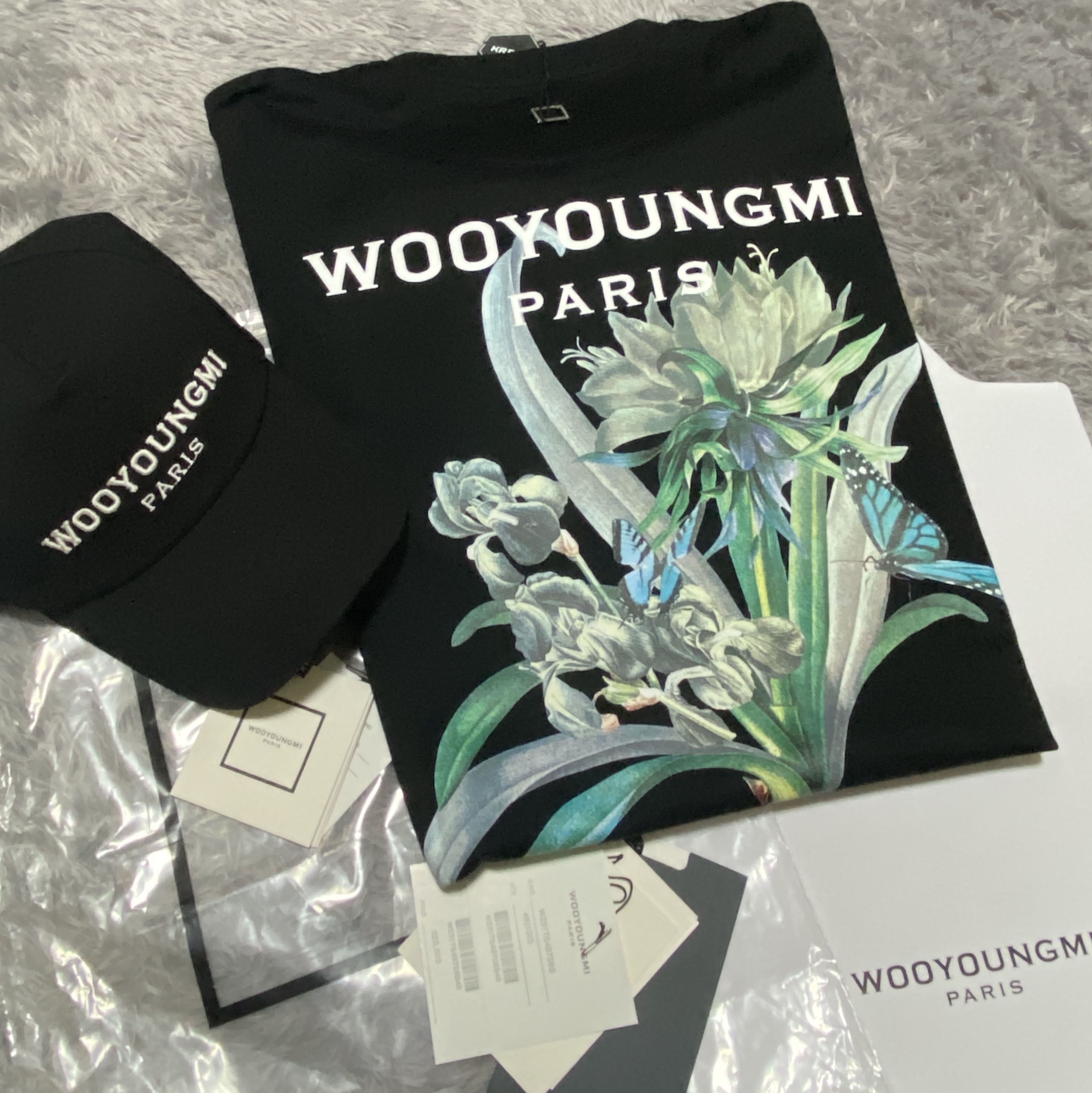 Wooyoungmi Flower Print Back Logo T-Shirt Black - 23SS, Wooyoungmi White Embroidered Logo Ball Cap Black 착용 스타일