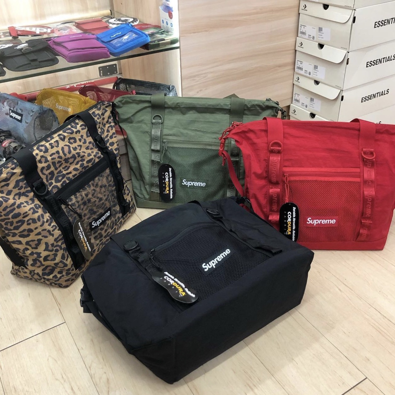 슈프림 집 토트백 다크 레드 - 20FW, 슈프림 집 토트백 블랙 - 20FW 착용 스타일 - 4