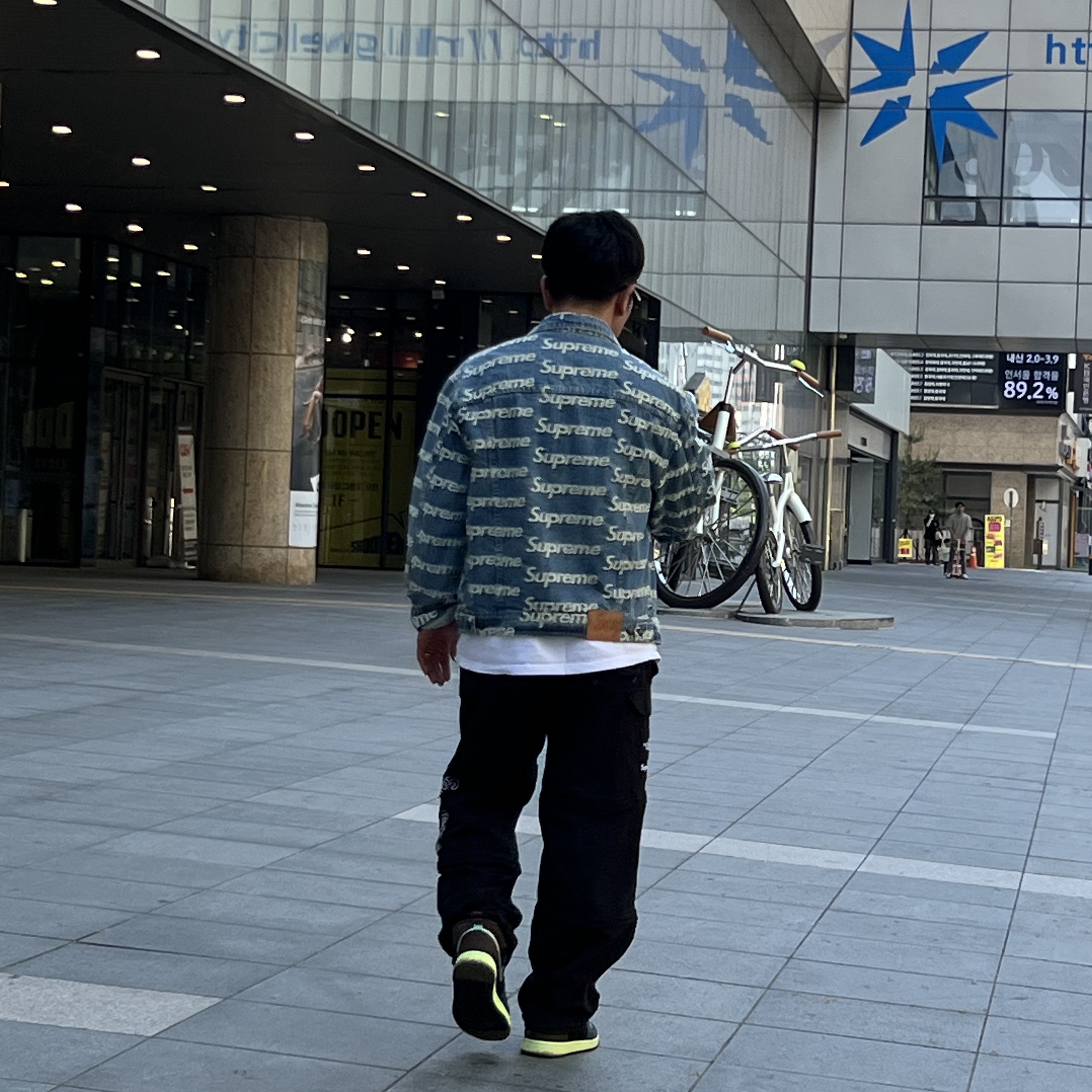 Supreme Frayed Logos Denim Trucker Jacket Blue - 21SS 착용 스타일