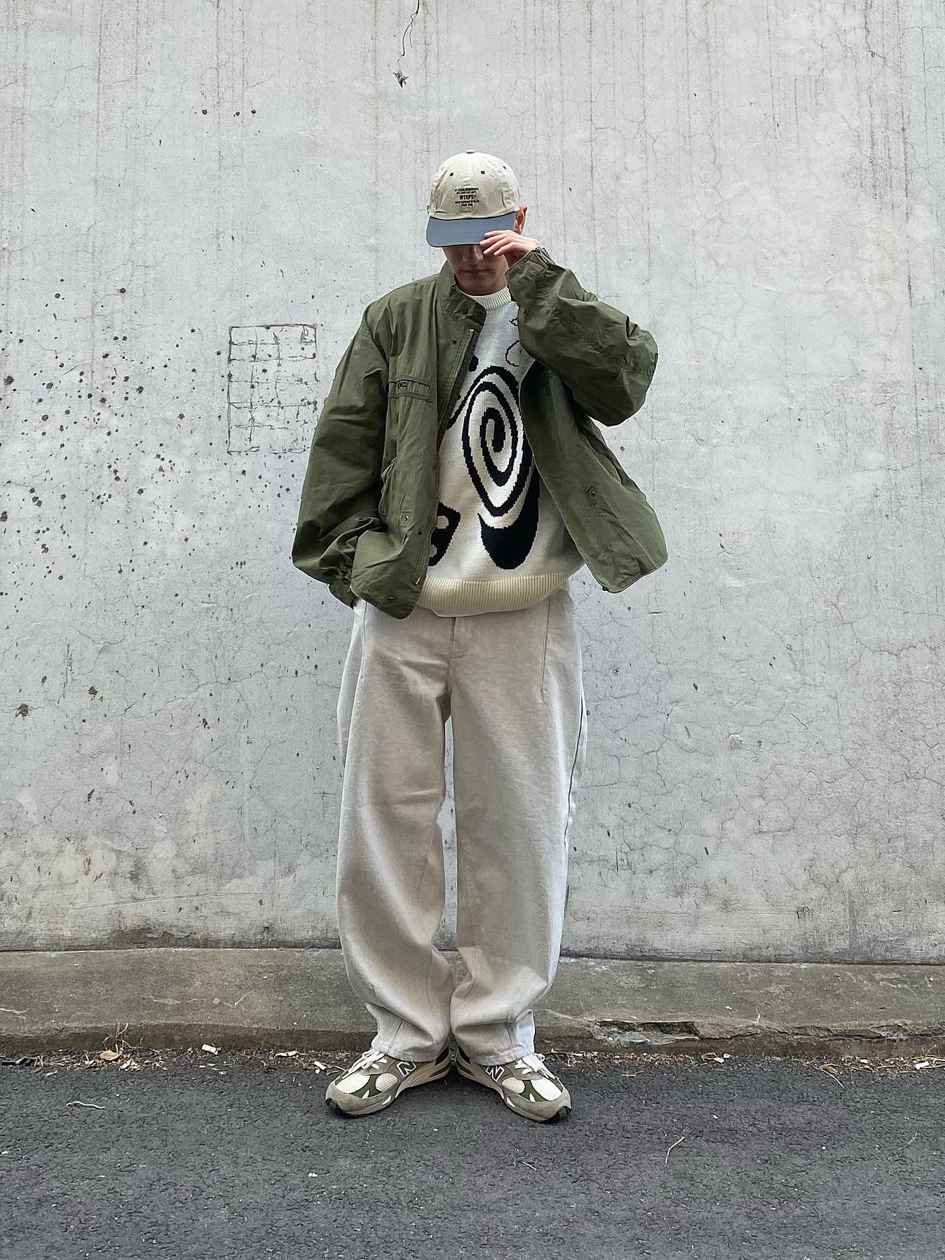 Nike x Stussy NRG LS Knit Sweater Fossil (DR2893-238), New Balance x Aime Leon Dore 991 Made in UK Grey 착용 스타일 - 2