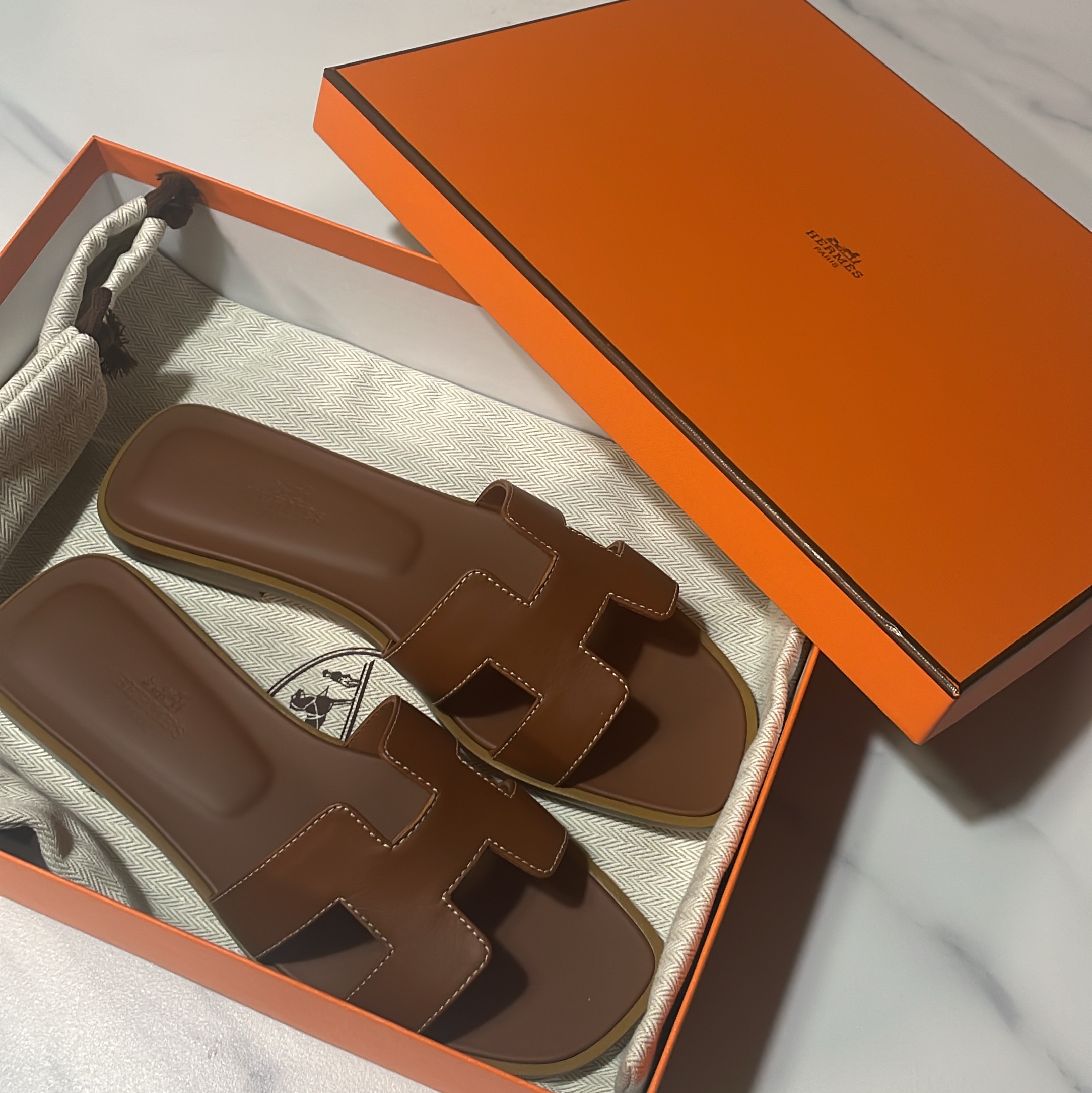 (W) Hermes Oran Sandal Calfskin & Gold Piqures Ecrues 착용 스타일
