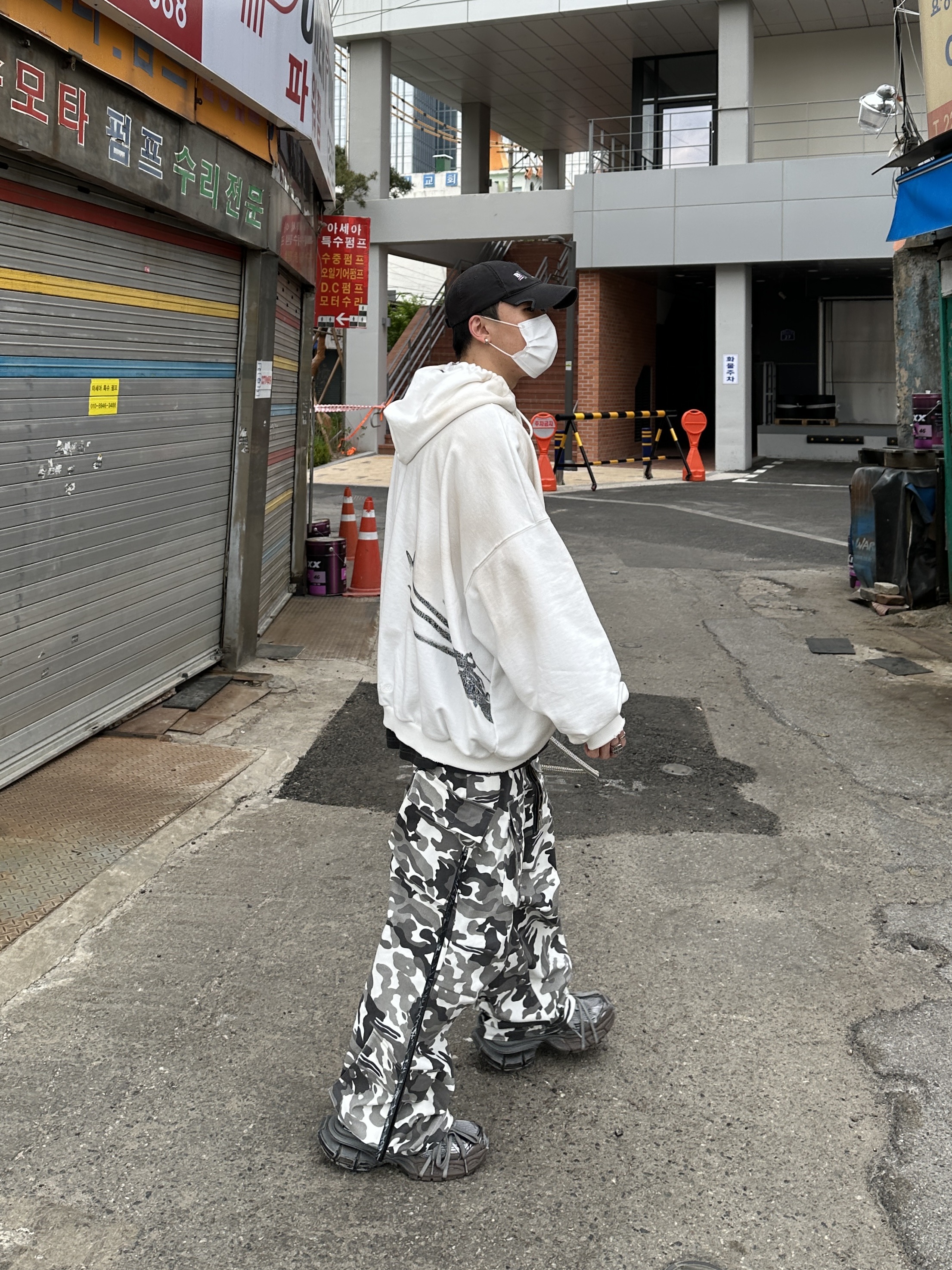 Project G/R x Atmos Etiquette Lesson Vintage Washed Hoodie White, Balenciaga Gaffer Cap Black 착용 스타일 - 2