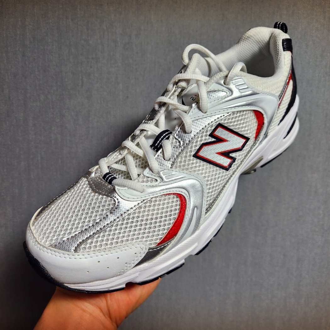 New Balance 530 White Red 착용 스타일 - 1