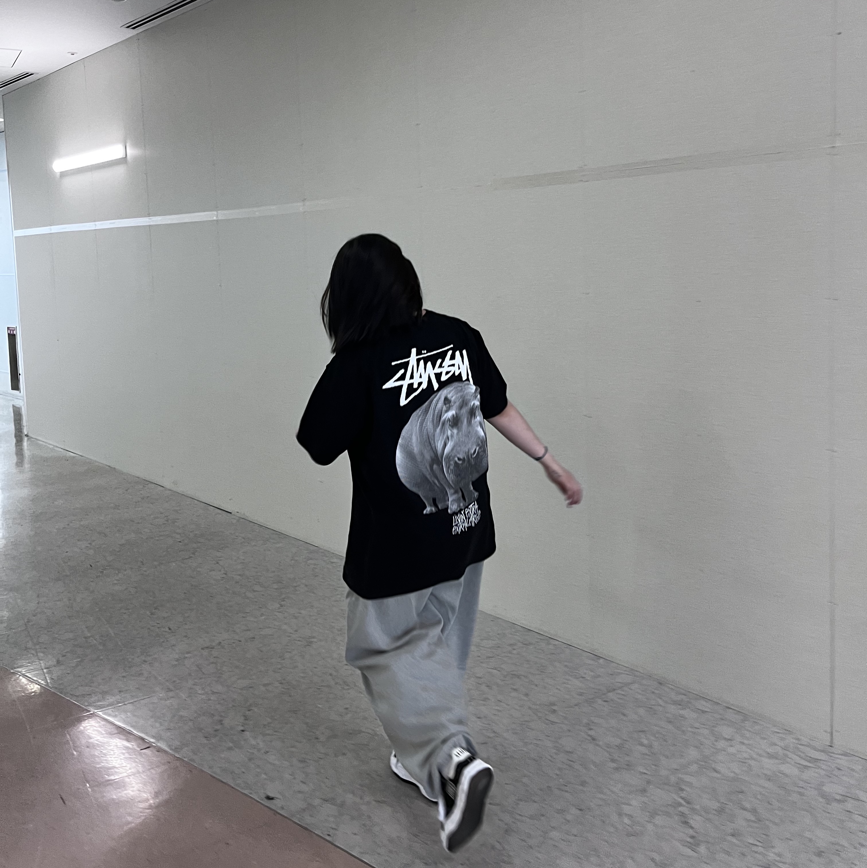 스투시 리빈 라지 티셔츠 블랙, 나이키 x 스투시 NRG 플리스 팬츠 다크 그레이 헤더 (DO9340-063) 착용 스타일