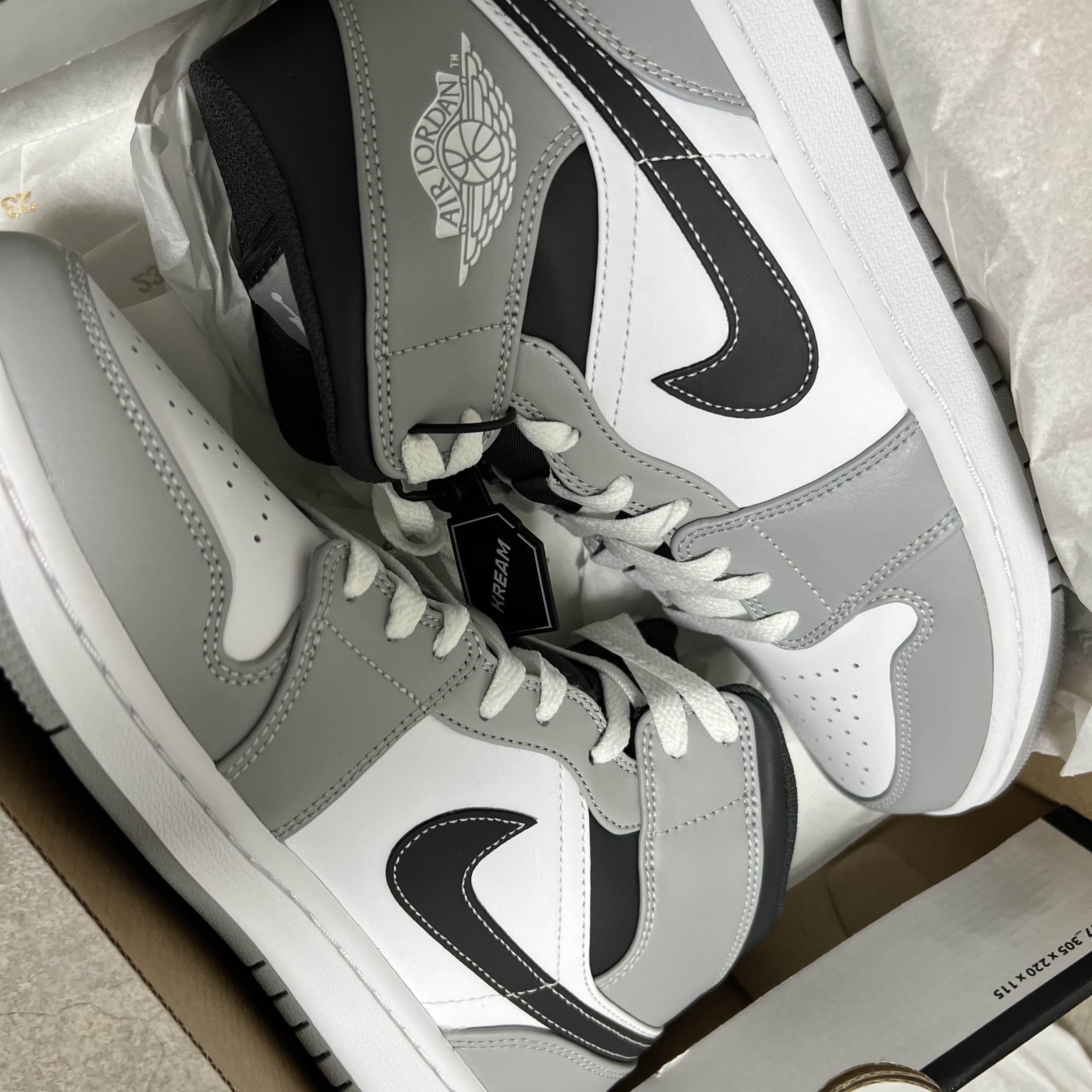 Jordan 1 Mid Light Smoke Grey Anthracite 착용 스타일 - 1
