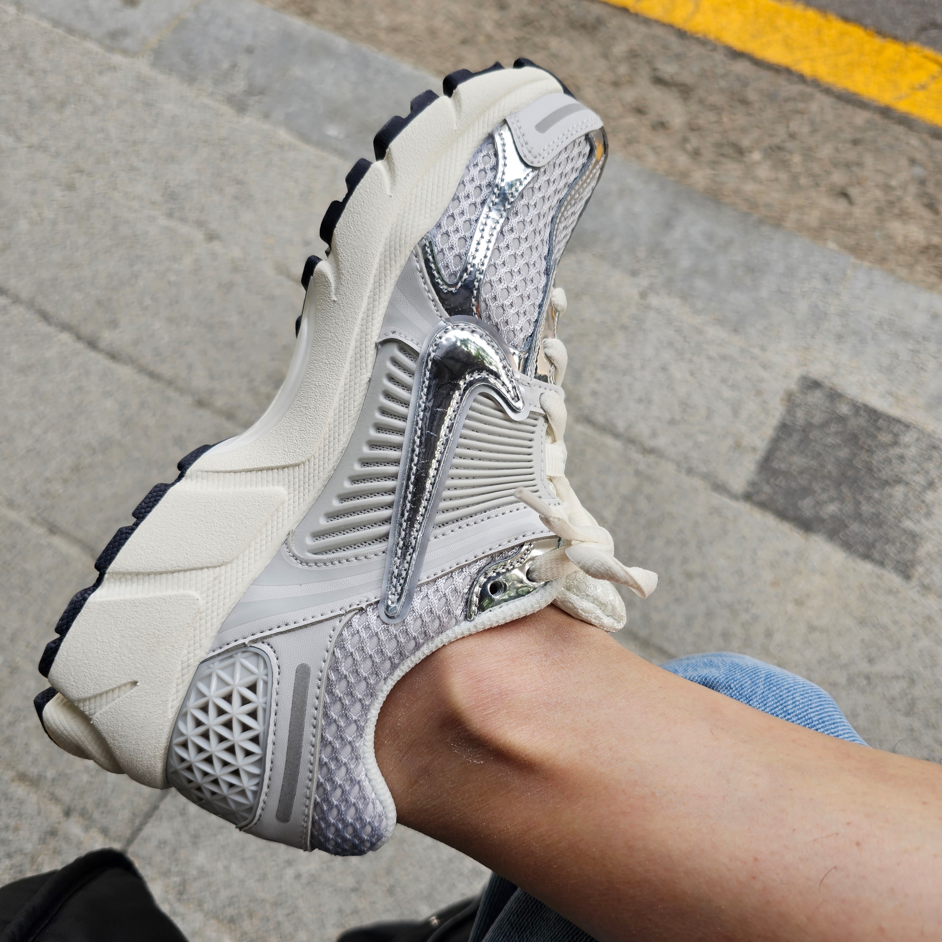 (W) Nike Zoom Vomero 5 Photon Dust and Metallic Silver 착용 스타일