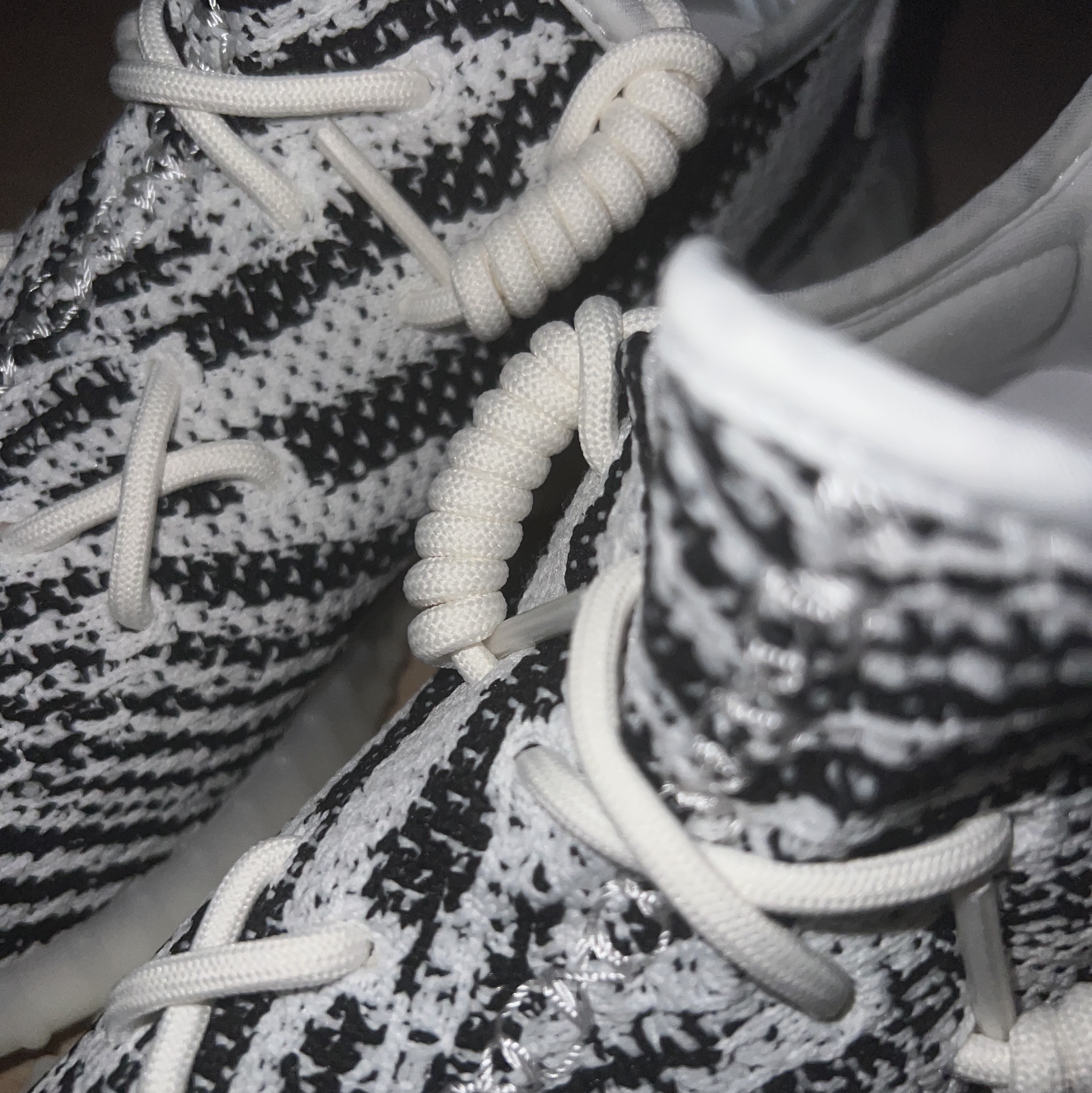 Adidas Yeezy Boost 350 V2 Zebra 2017/2019/2020 착용 스타일 - 2
