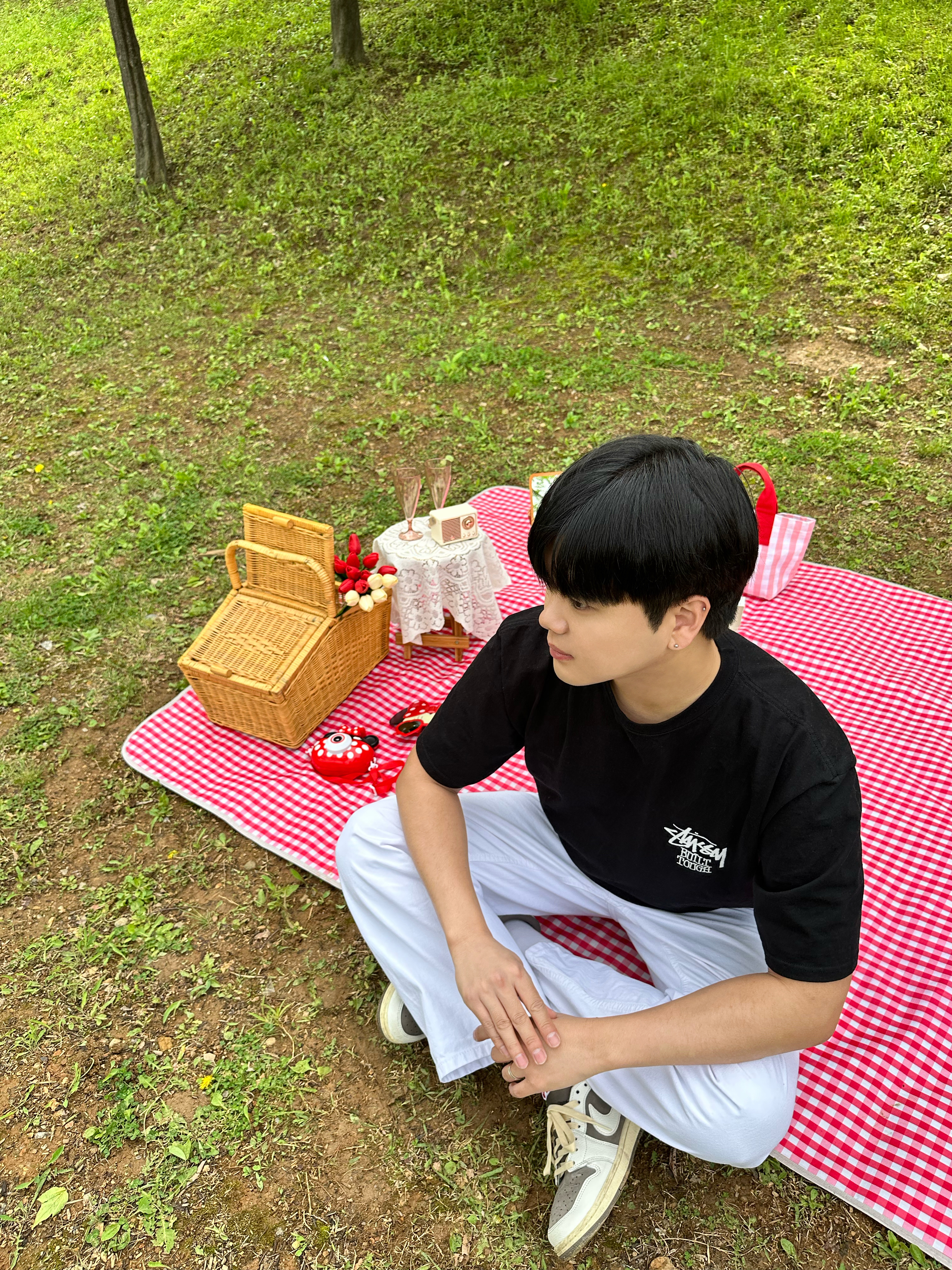 Jordan 1 x Travis Scott Retro Low OG SP Sail and Ridgerock, Stussy Built Tough T-Shirt Black 착용 스타일 - 2