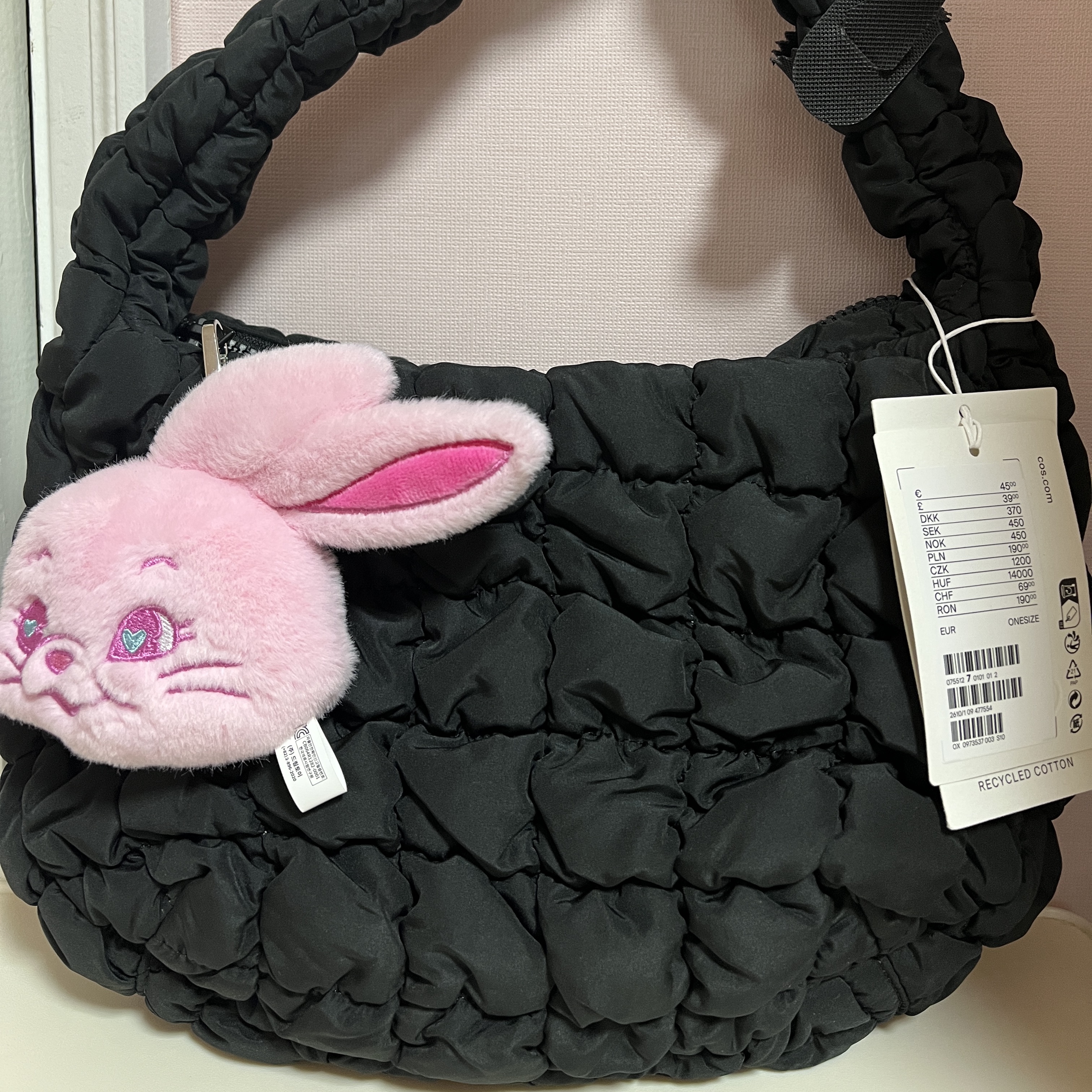 COS Quilted Mini Bag Black, Jellycat Bashful Bunny Bag Charm Beige 착용 스타일 - 3