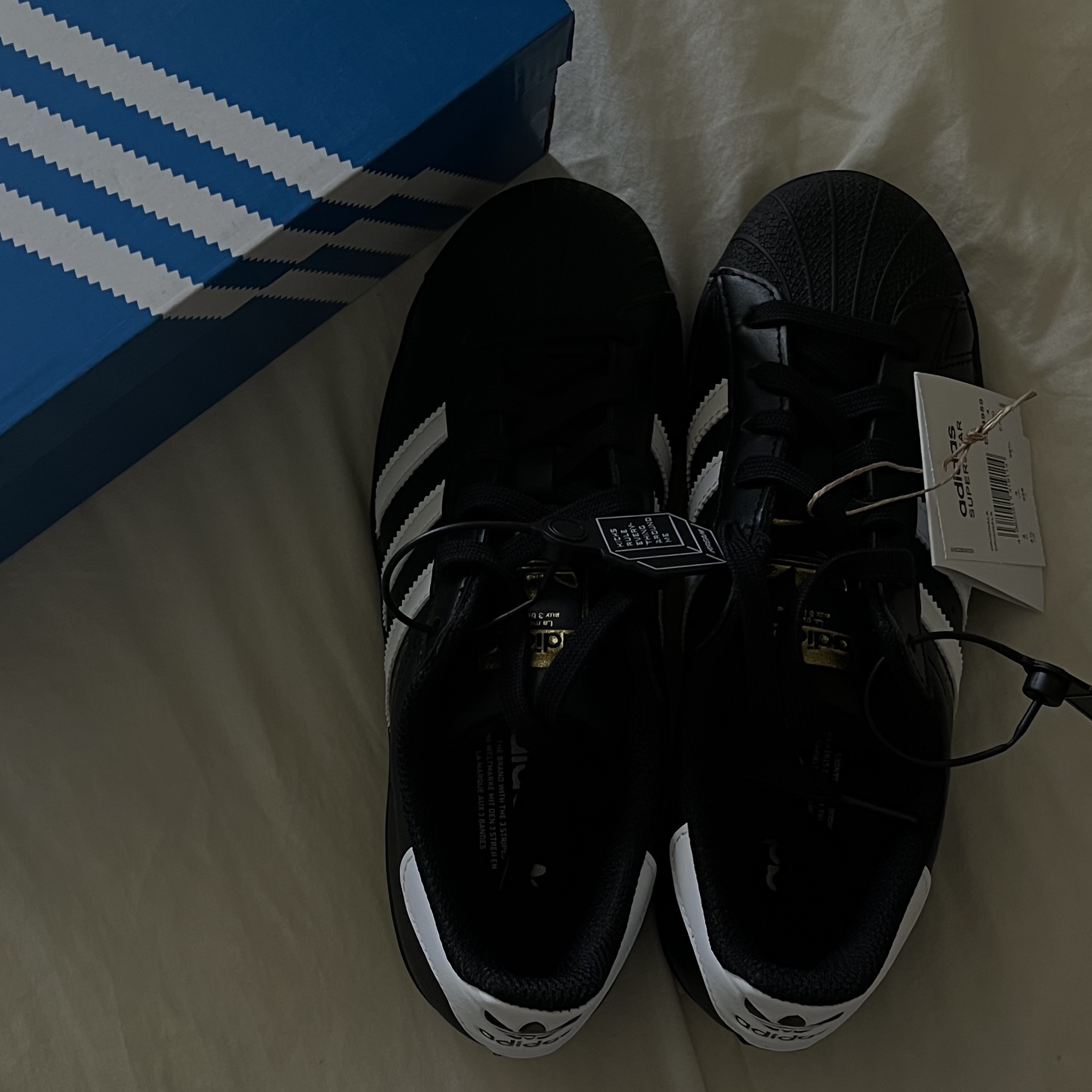 Adidas Superstar Core Black White 착용 스타일