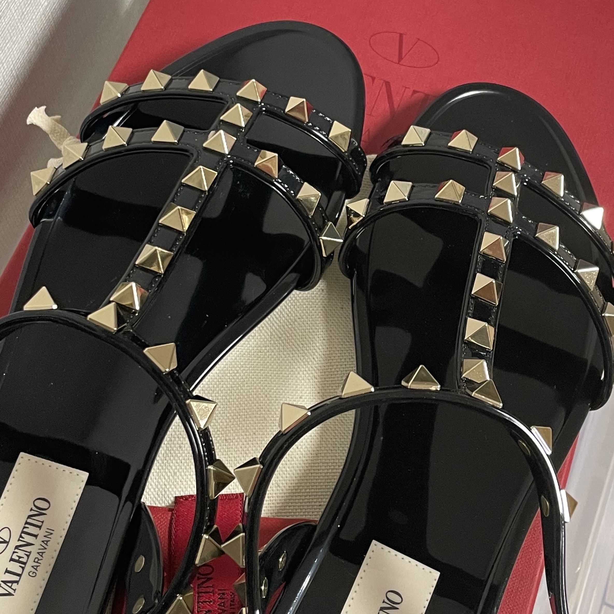 (W) Valentino Rockstud Flat Rubber Sandal Black 착용 스타일