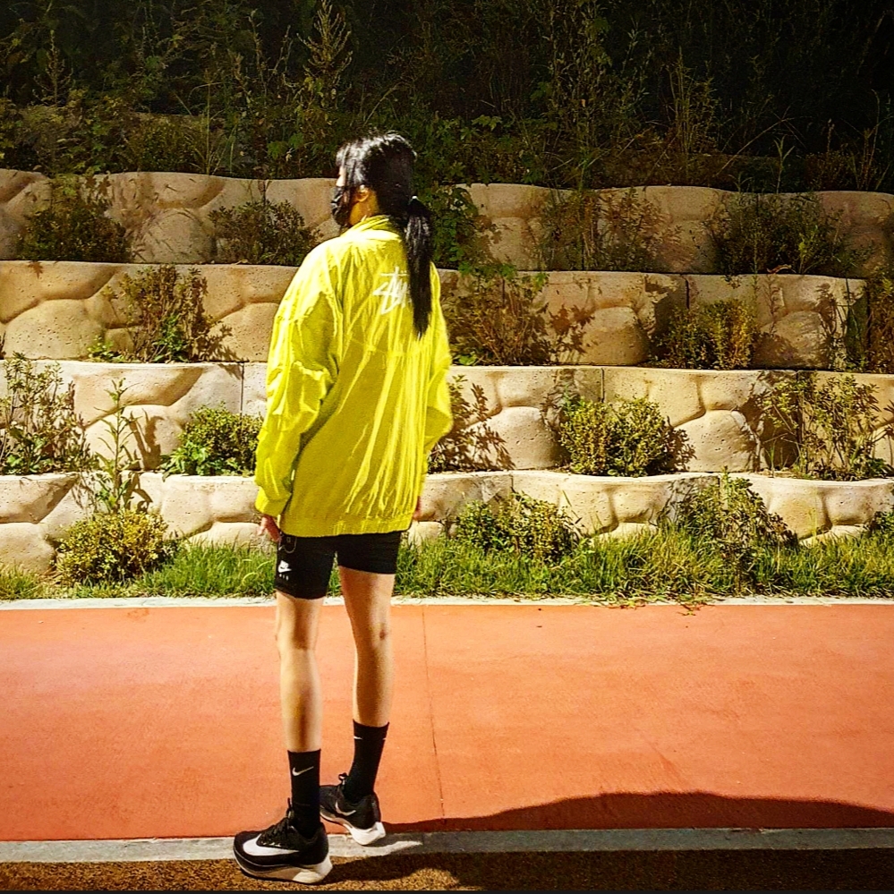 Nike x Stussy Windrunner Jacket Bright Cactus 착용 스타일