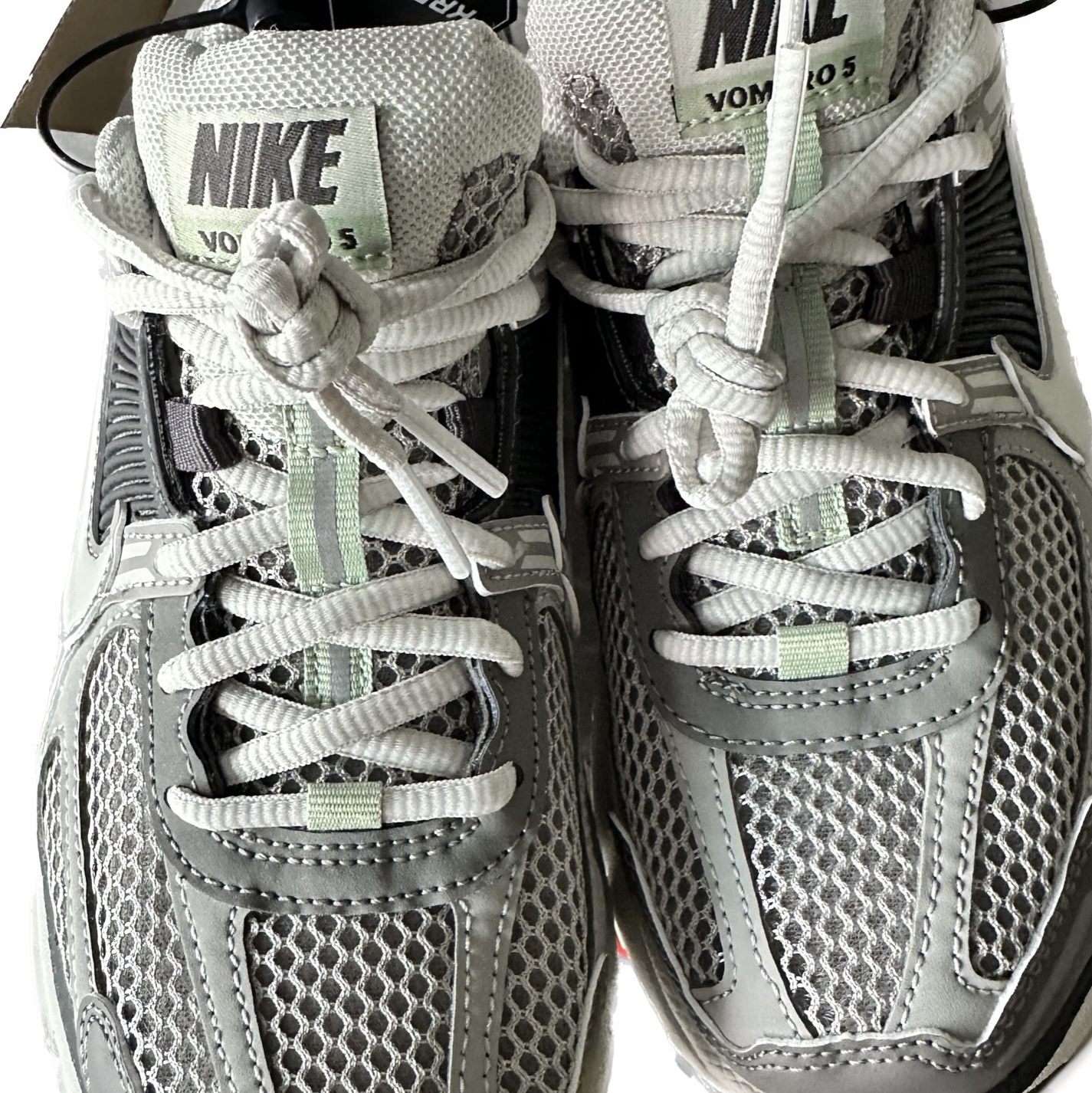 (W) Nike Zoom Vomero 5 Cobblestone and Flat Pewter 착용 스타일 - 1