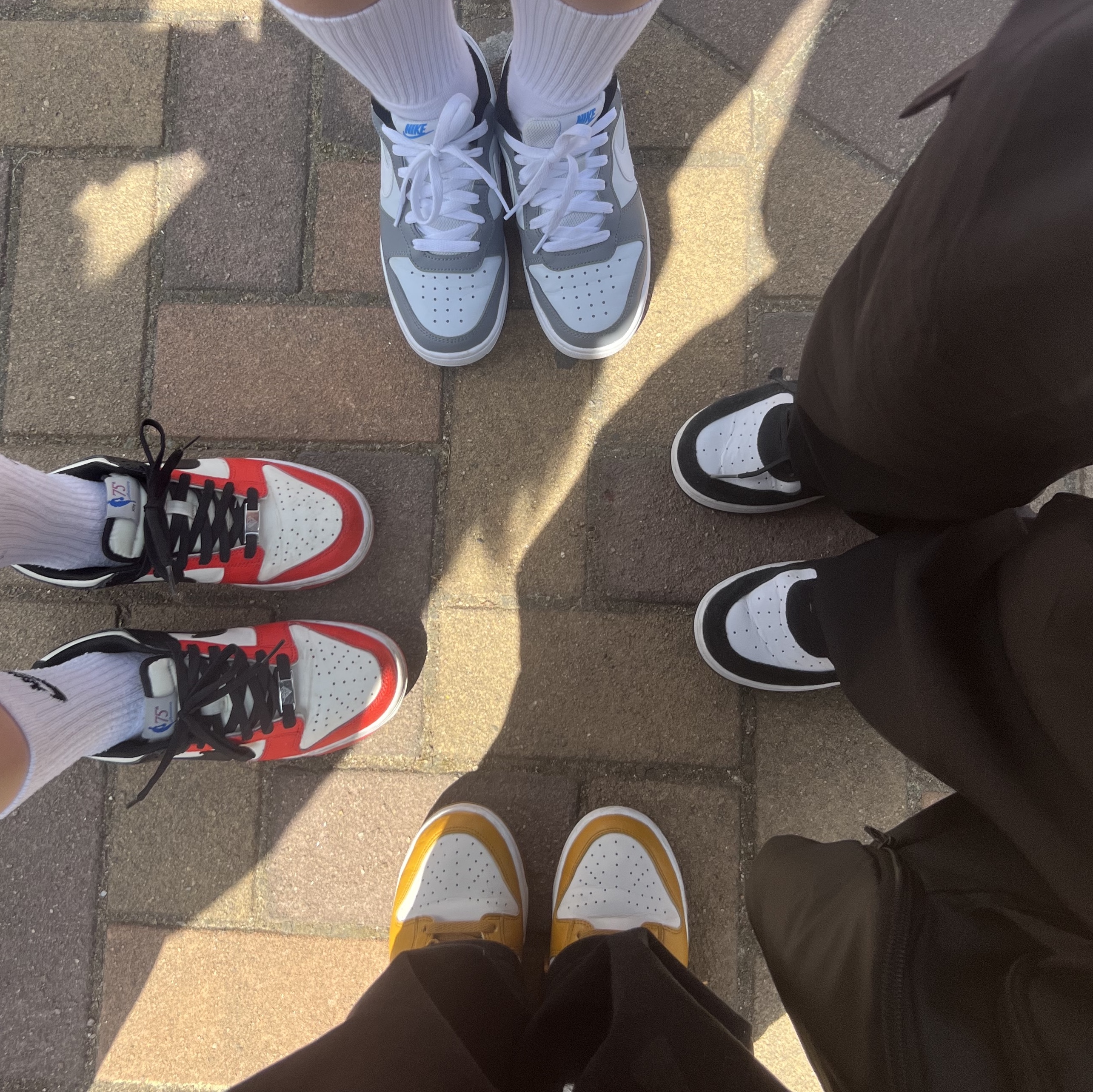 (PS) 나이키 에어포스 1 LV8 애슬레틱 클럽 블랙 다크 설퍼 착용 스타일 - 1